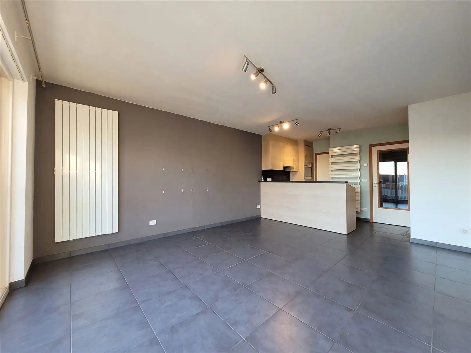 Ongemeubeld appartement met 1 slaapkamer en slaaphoek foto 7