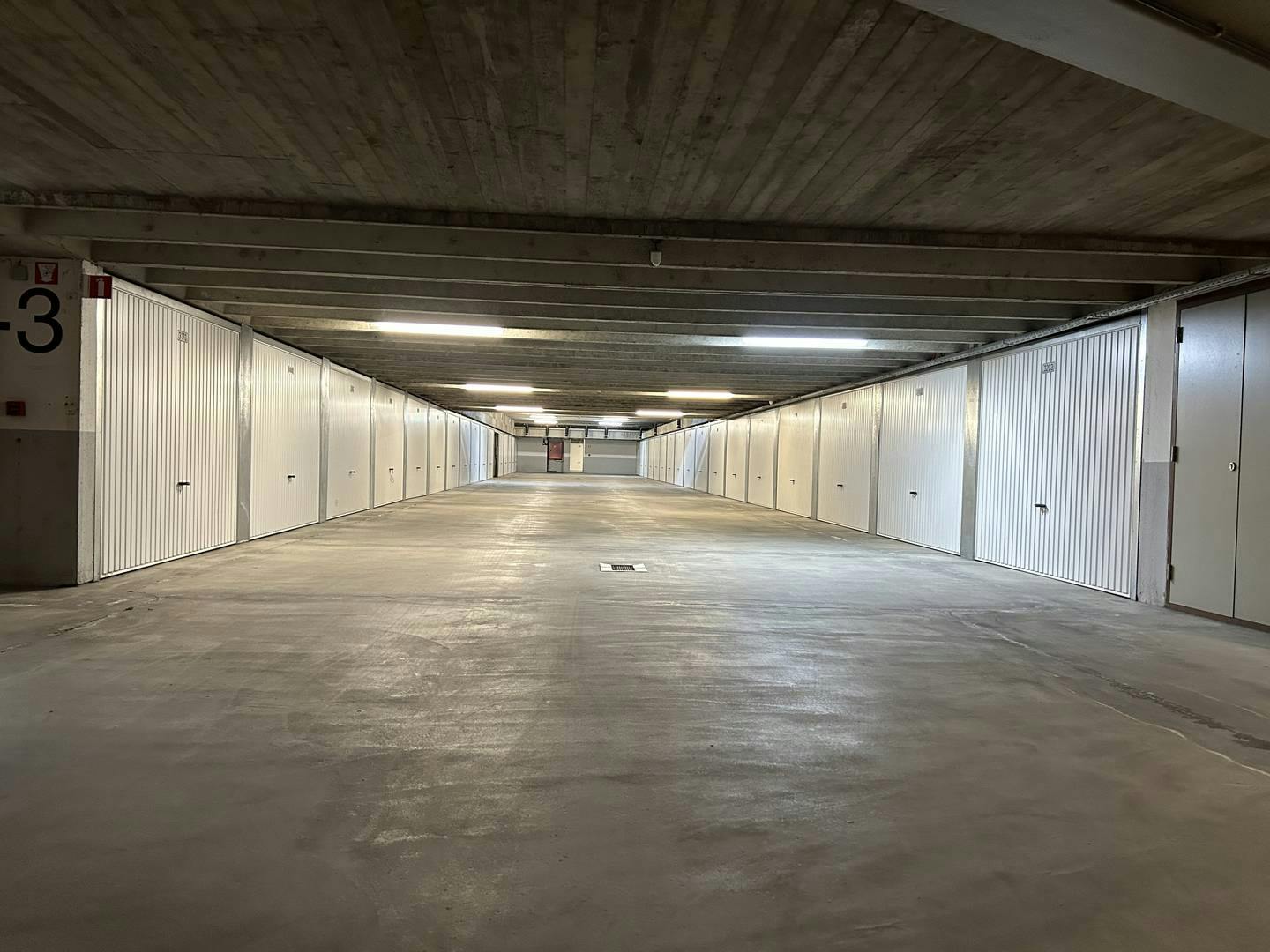 Garagebox te koop onder het Joseph Stübbenpark te Duinbergen foto 5