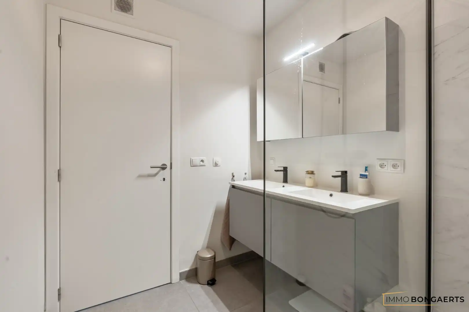 Modern appartement met 2 slaapkamers in Genk foto 15