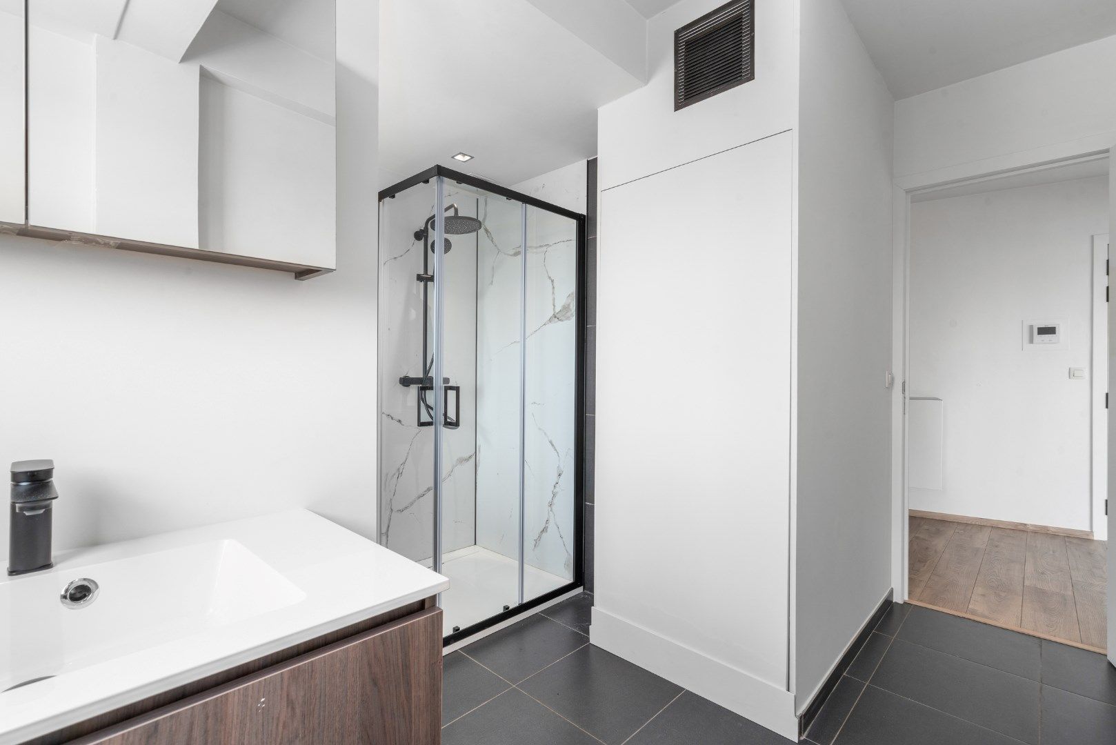 Instapklaar ruim hoek appartement met prachtig open zicht foto 8