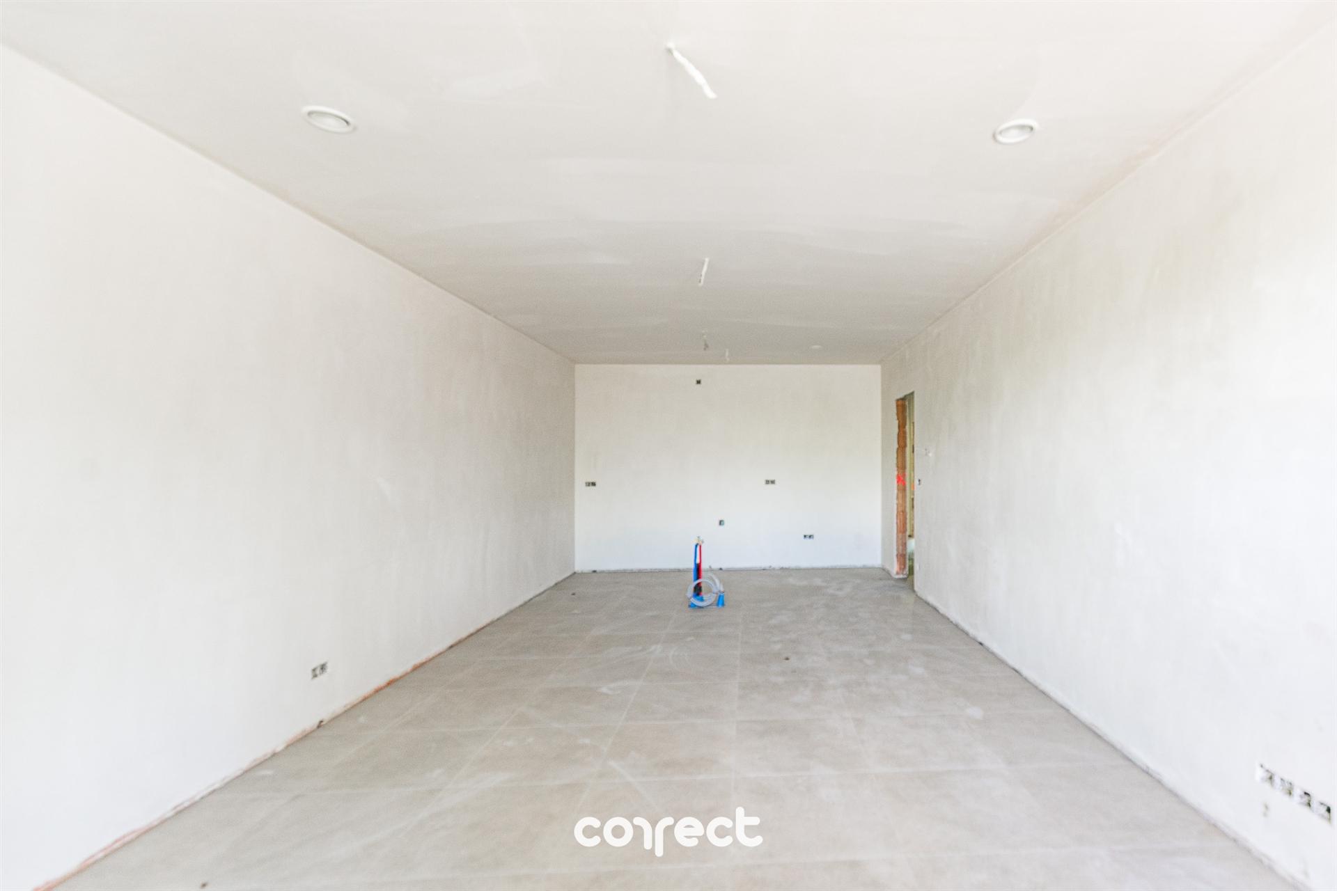 Op een uitzonderlijke locatie te Zedelgem, op wandelafstand van de bruisende dorpskern met winkels, openbaar vervoer en scholen, vinden we het kleinschalig nieuwbouwproject ‘De Gouden Vleugel’ terug.  foto 3