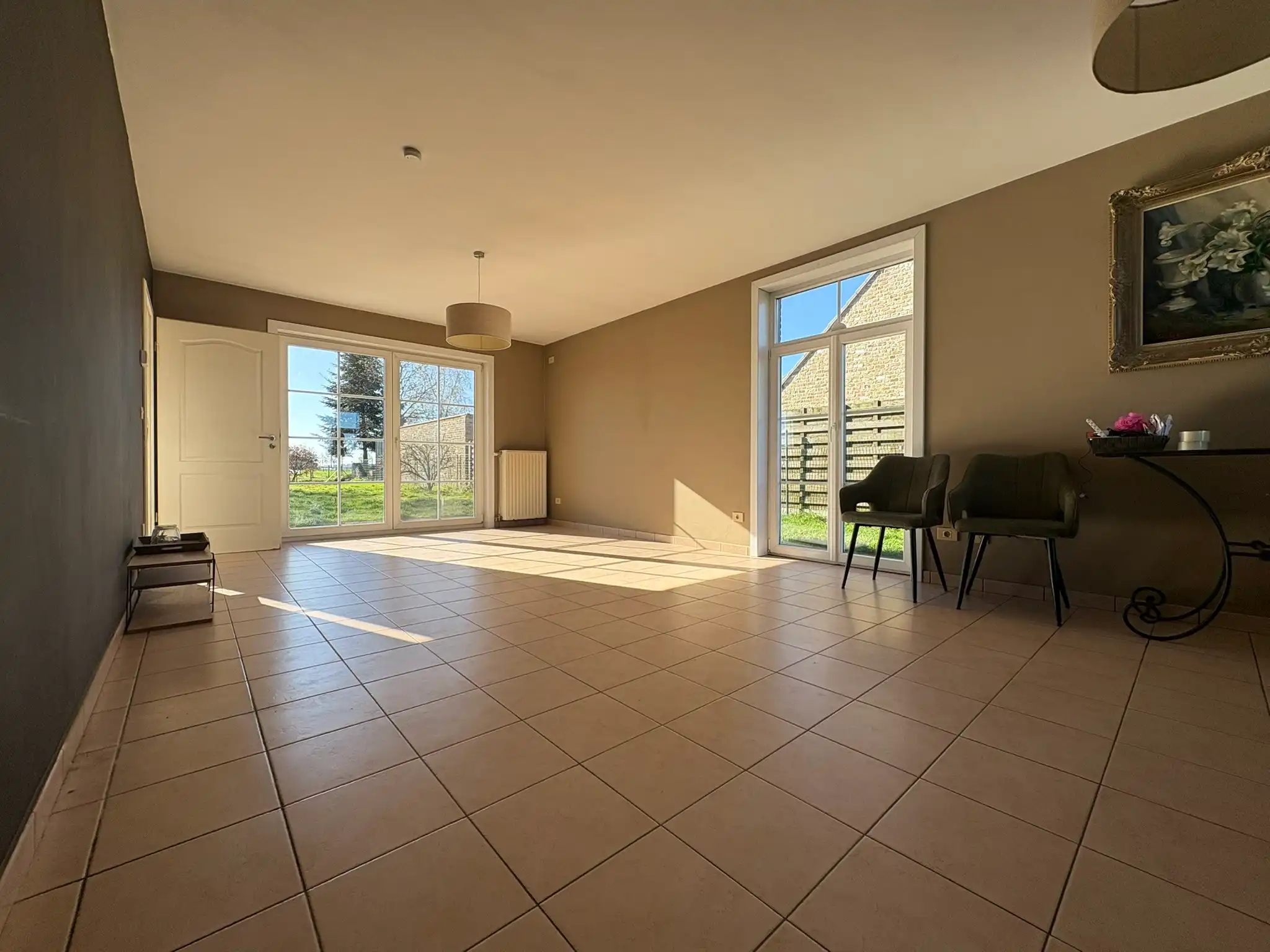 Ruime vrijstaande woning met garage foto 2