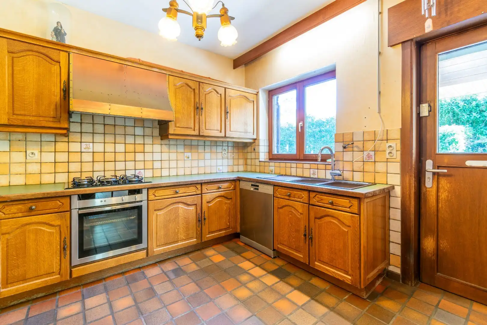 Een ruime (250m²), te moderniseren villa!! foto 8