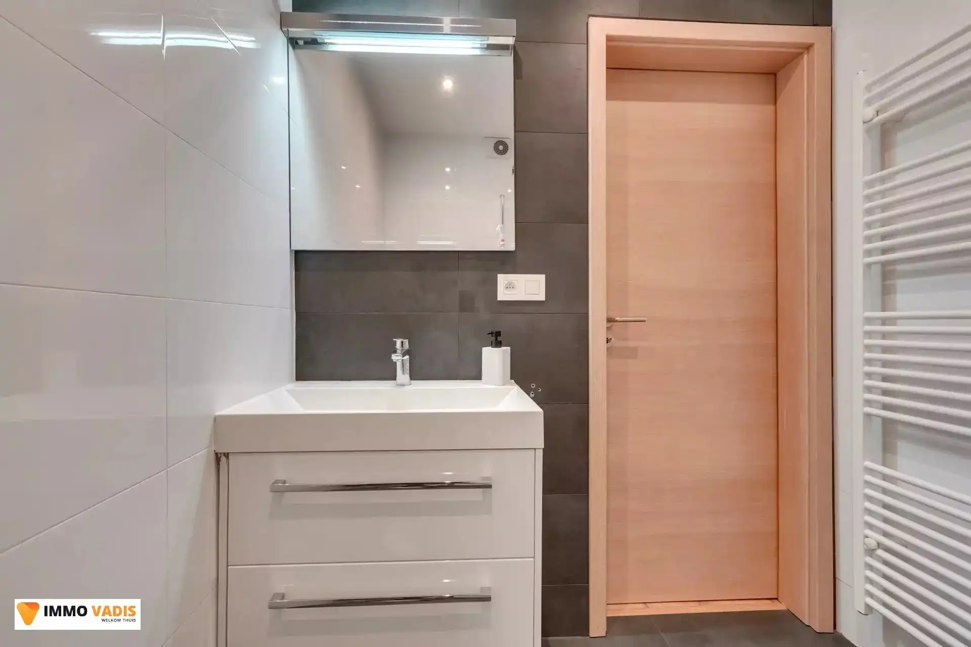 Handelspand  en appartement met garage en parkeerplaatsen foto 6