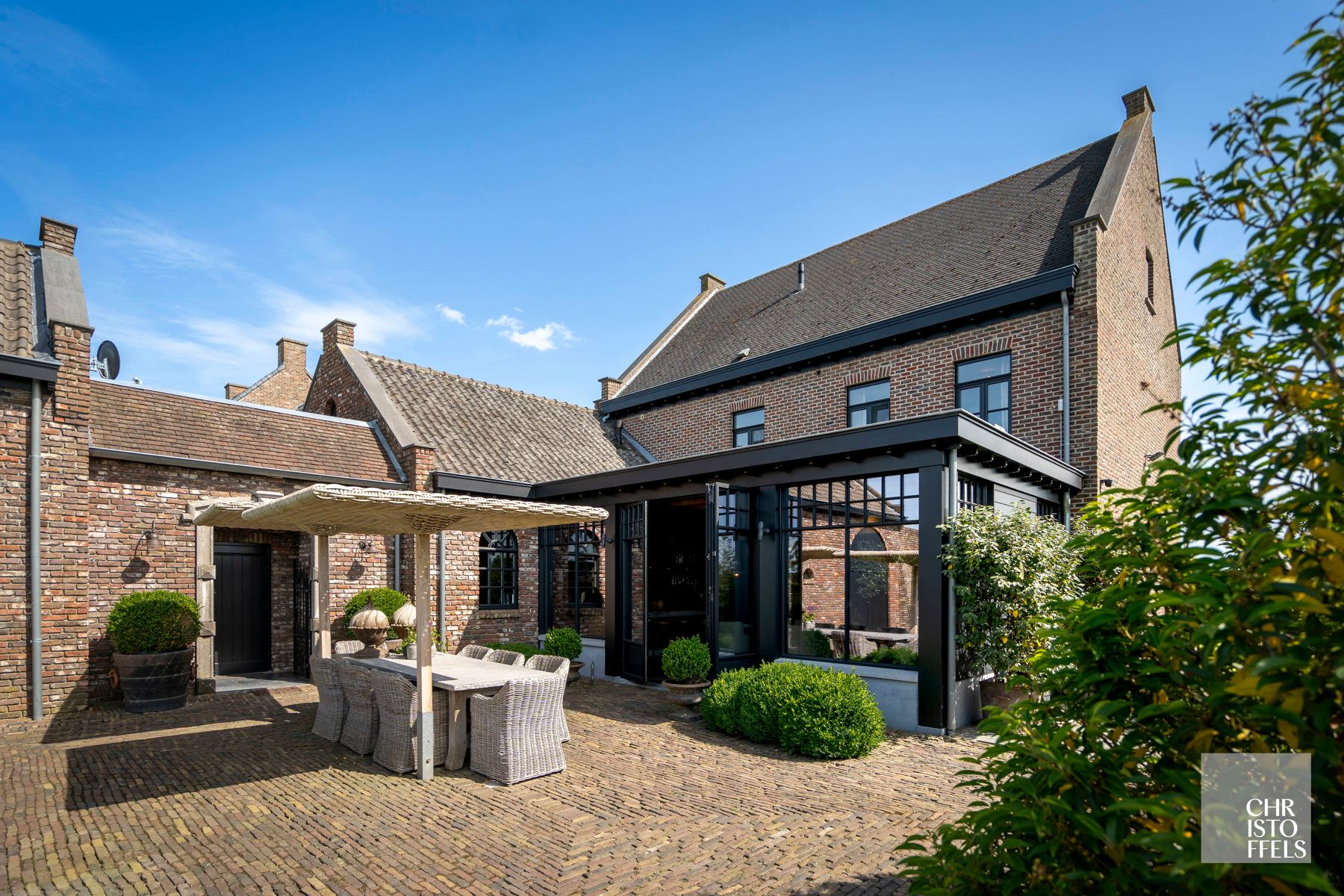 Stijlvolle herenvilla van 533 m² met zwembad, wintertuin en gastenverblijf nabij de Nederlandse grens! foto 35
