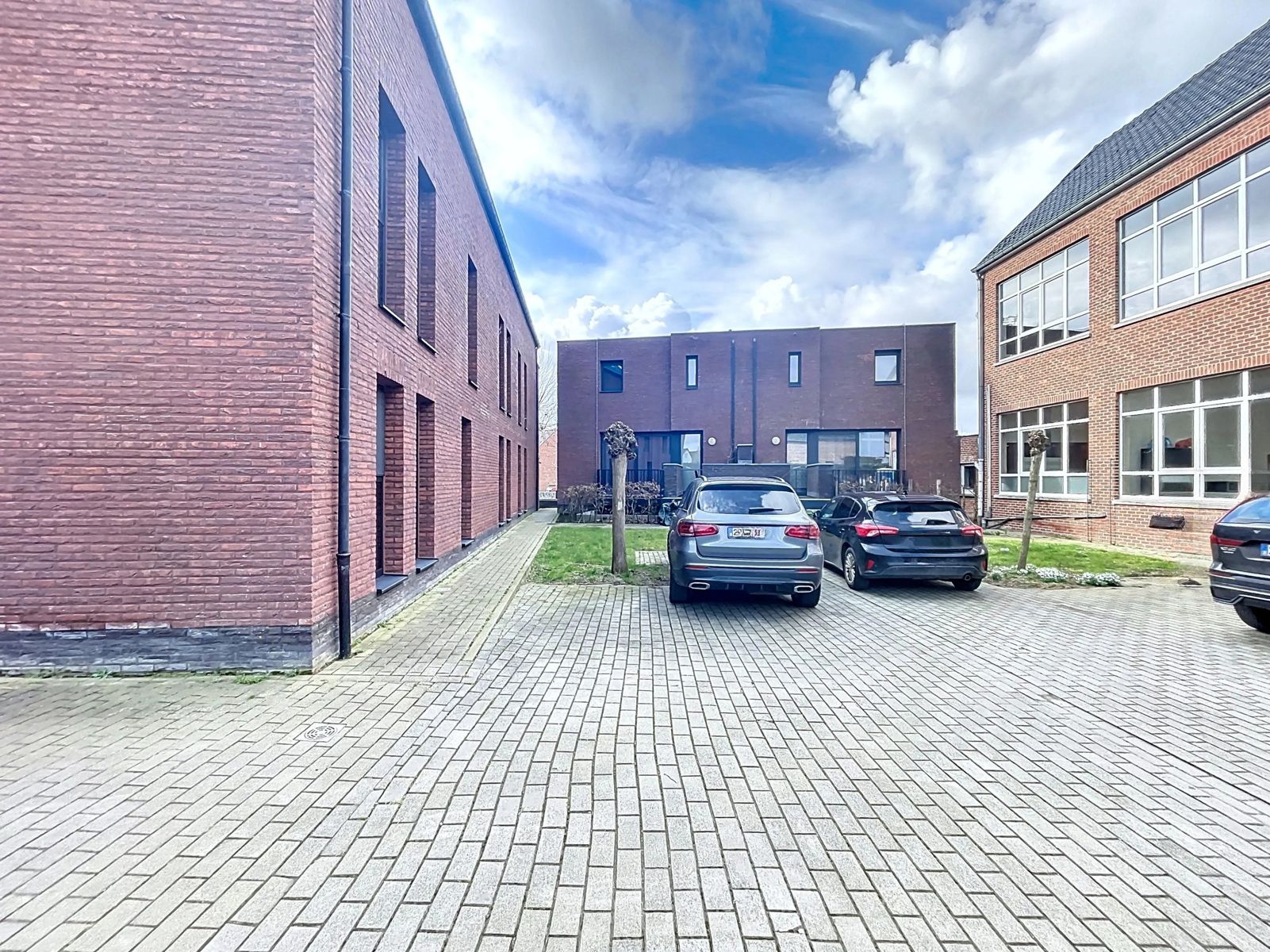 Multifunctioneel kantoorgebouw met parking foto 16