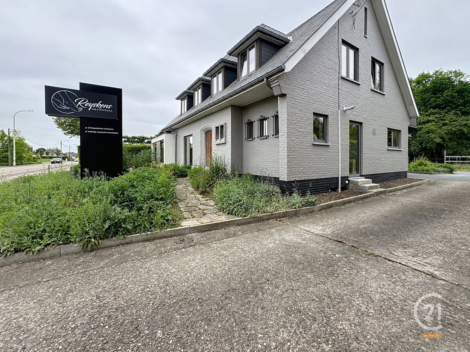 Volledig gerenoveerd handeshuis met woonst op toplocatie! foto 15