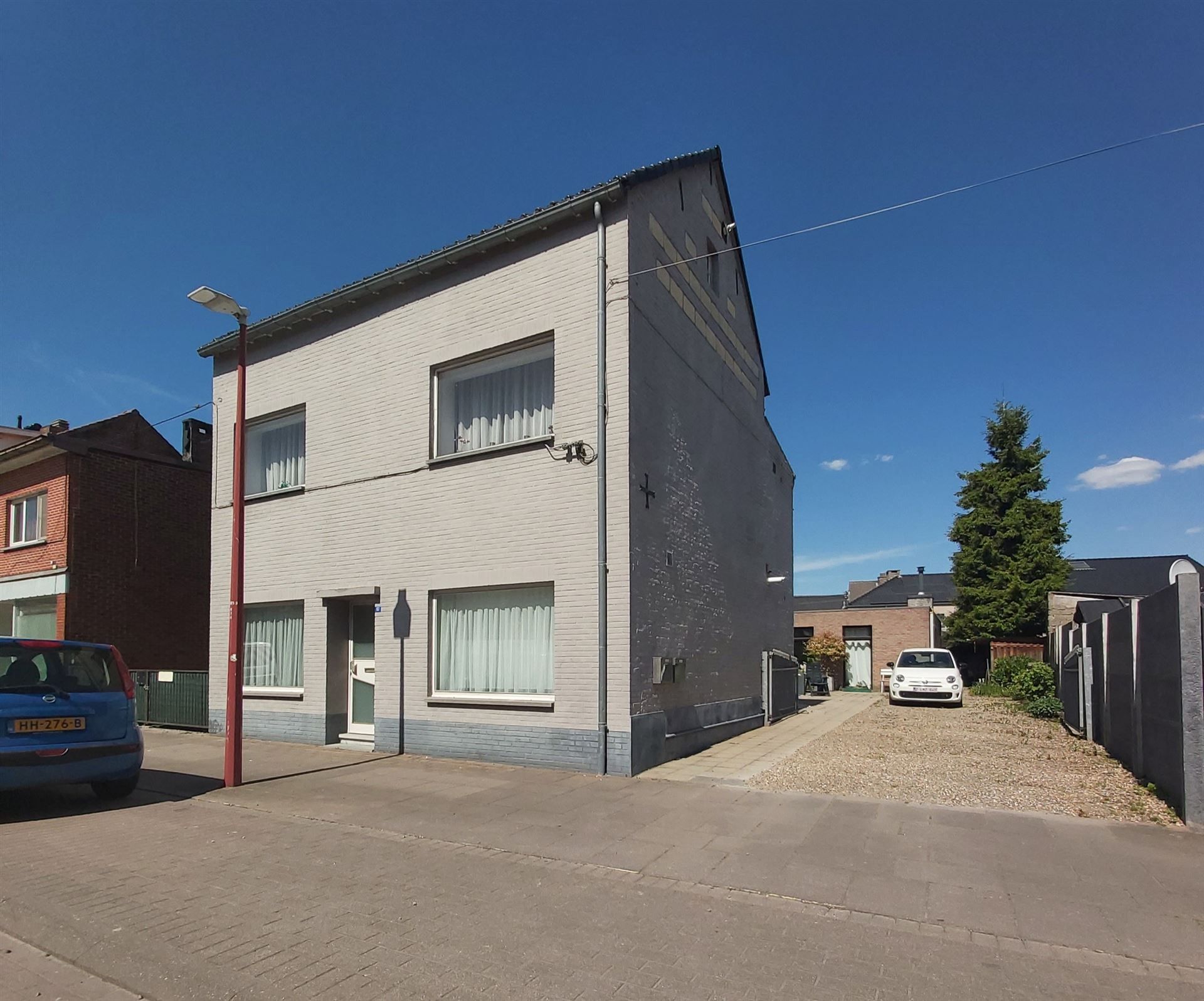 Hoofdfoto van de publicatie: Uniek pand bestaande uit hoofdwoning en volwaardige bijbouw (momenteel verhuurd), elk met eigen busnummer, gelegen langs de Joseph Smeetslaan in Maasmechelen!