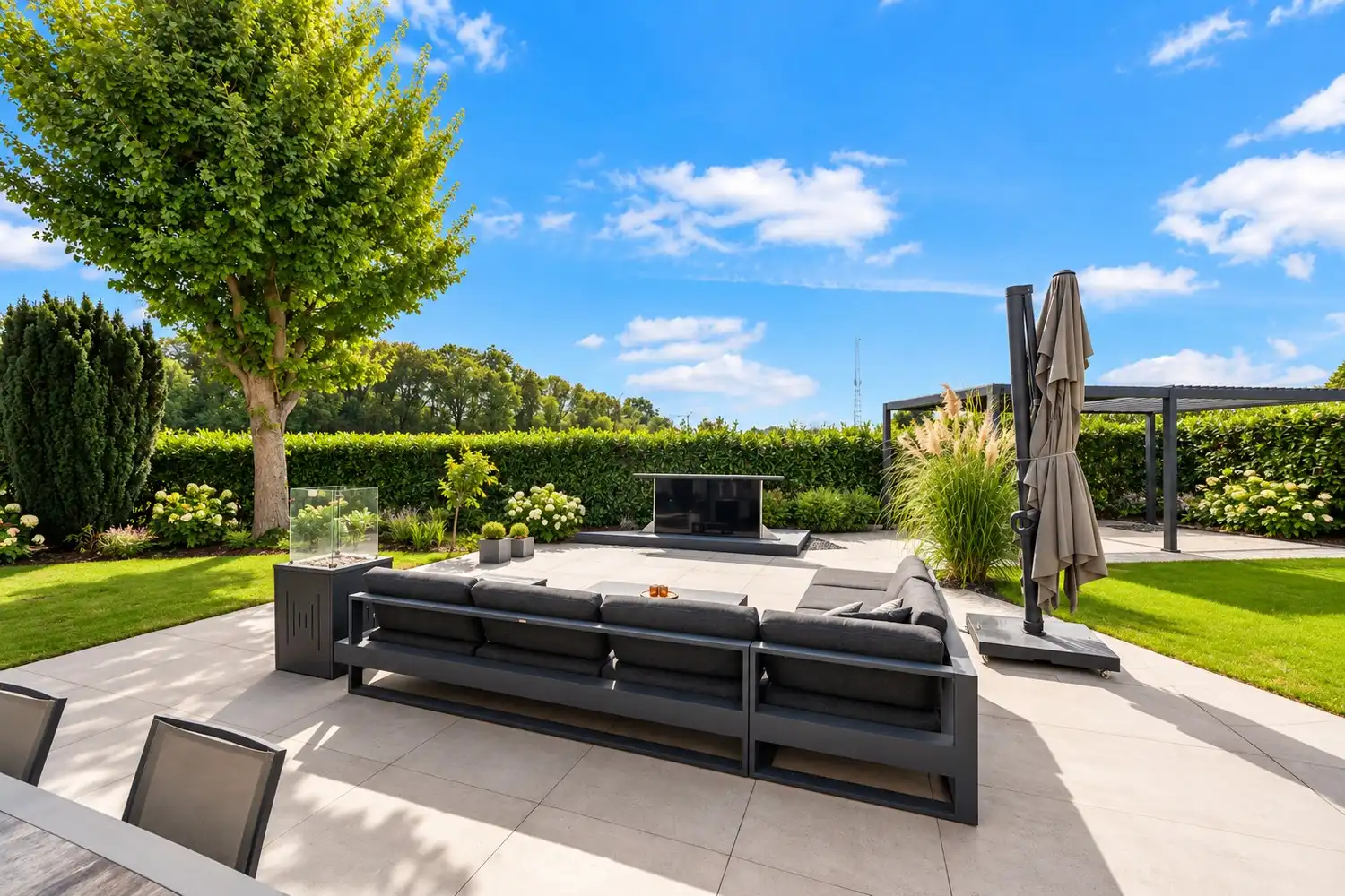 Royale villa van 461 m² met luxe afwerking gelegen in een rustige en geliefde woonomgeving te Neerharen foto 4