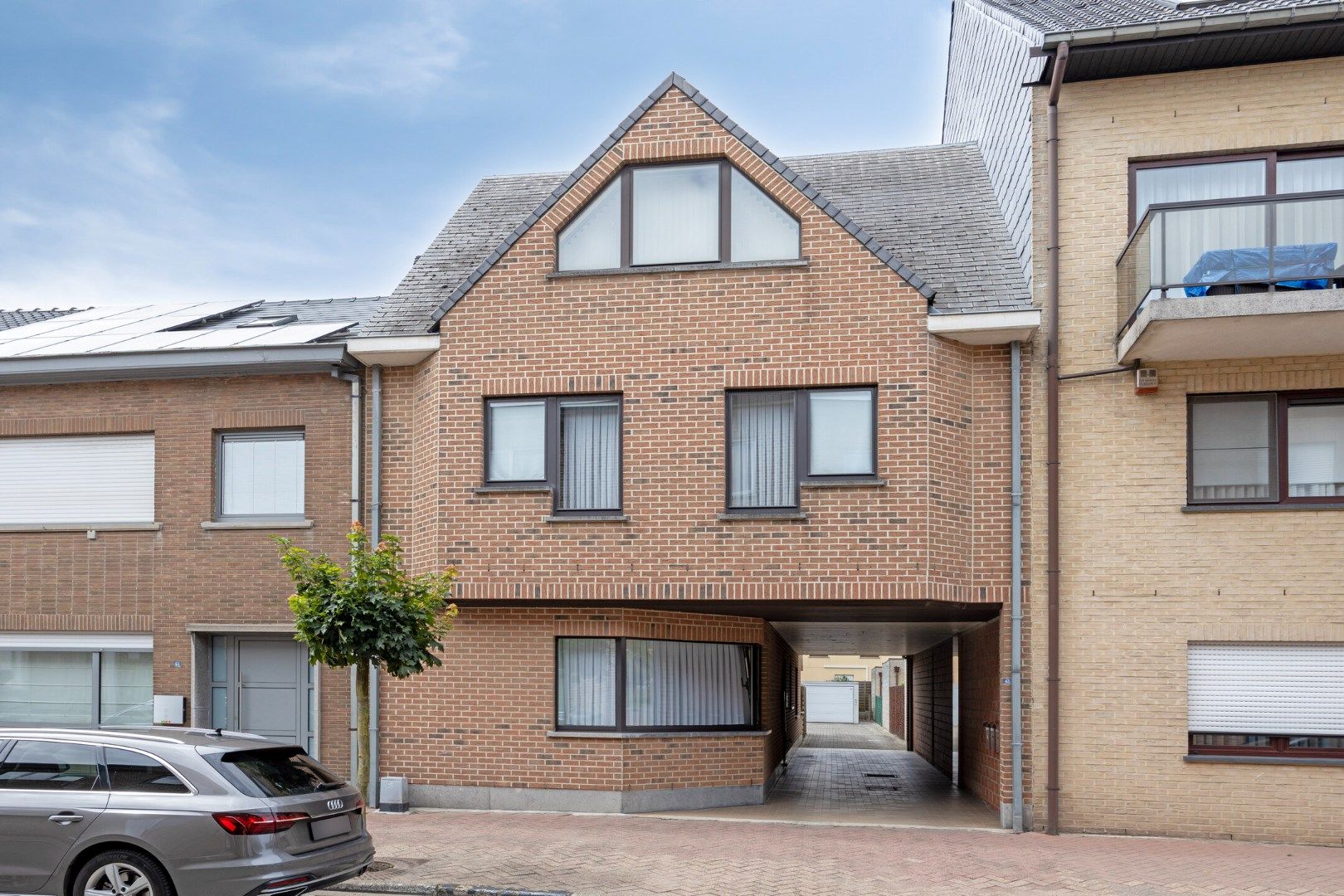 Opbrengsteigendom met 3 appartementen + 2 garages – toplocatie in Merchtem! foto {{pictureIndex}}