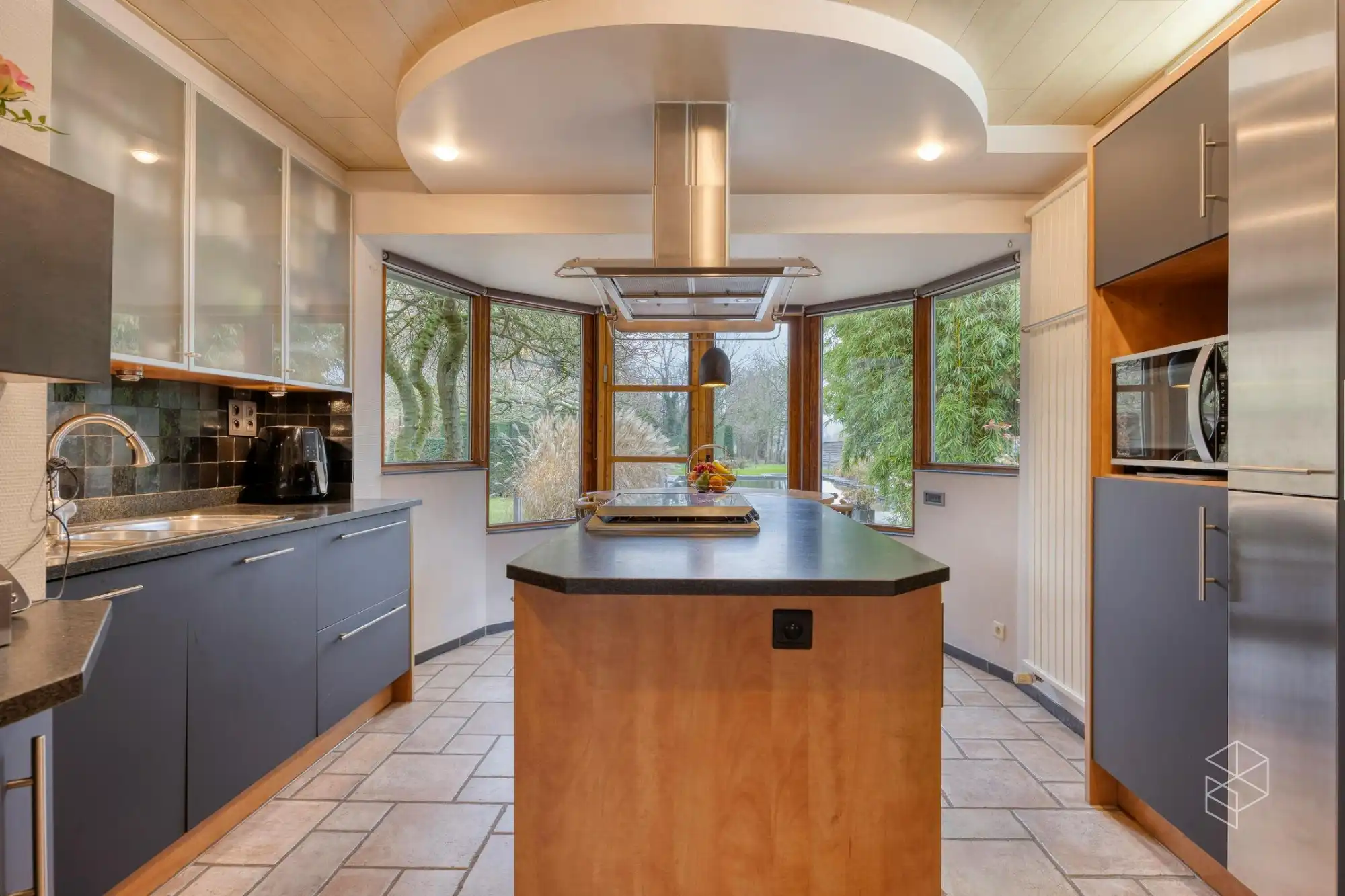 Karaktervolle villa met polyvalent bijgebouw, zwemvijver & aangelegde tuin met uitweg op 4.012m² foto 24