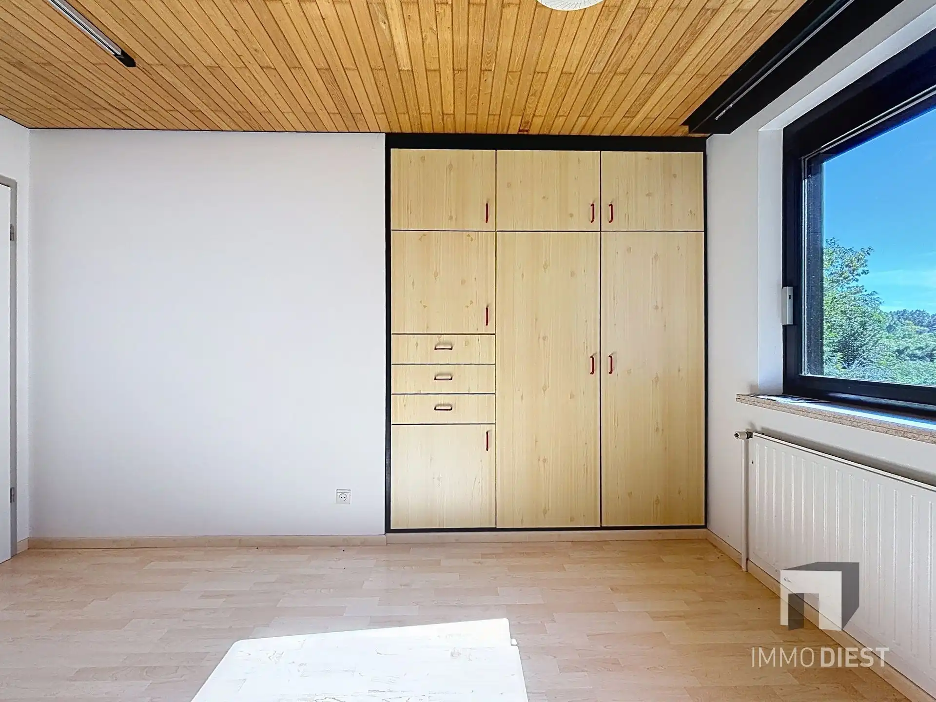 Prachtig gelegen villa met uniek ontwerp op 57a 74ca én achterliggende vijvers op 75a 54ca. foto 28