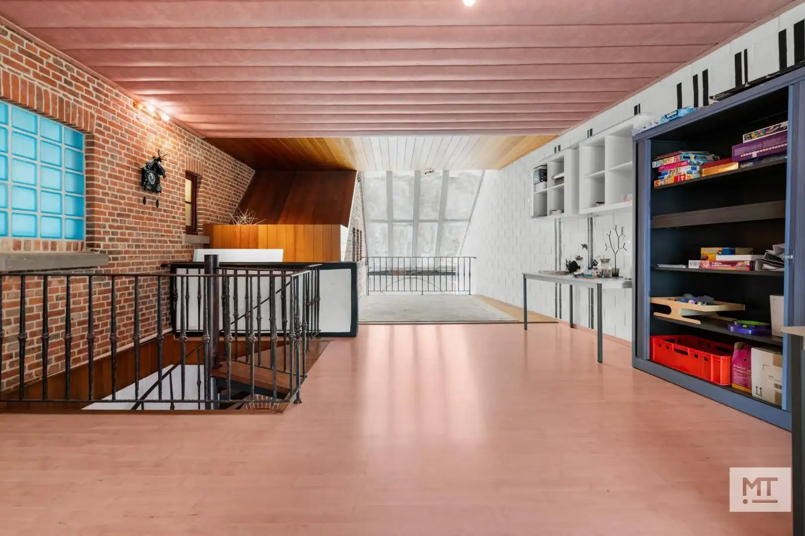 Bijzonder ruime woning met opslagruimte, dubbele garage en uitweg in centrum Langemark foto 13