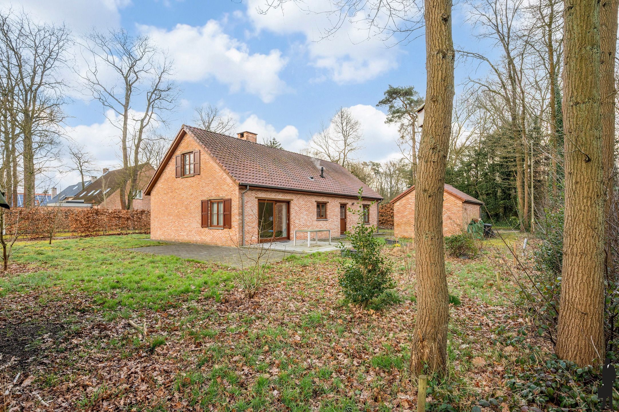 Op zéér gegeerde locatie gelegen villa op een perceel van ca. 982 m²! foto {{pictureIndex}}