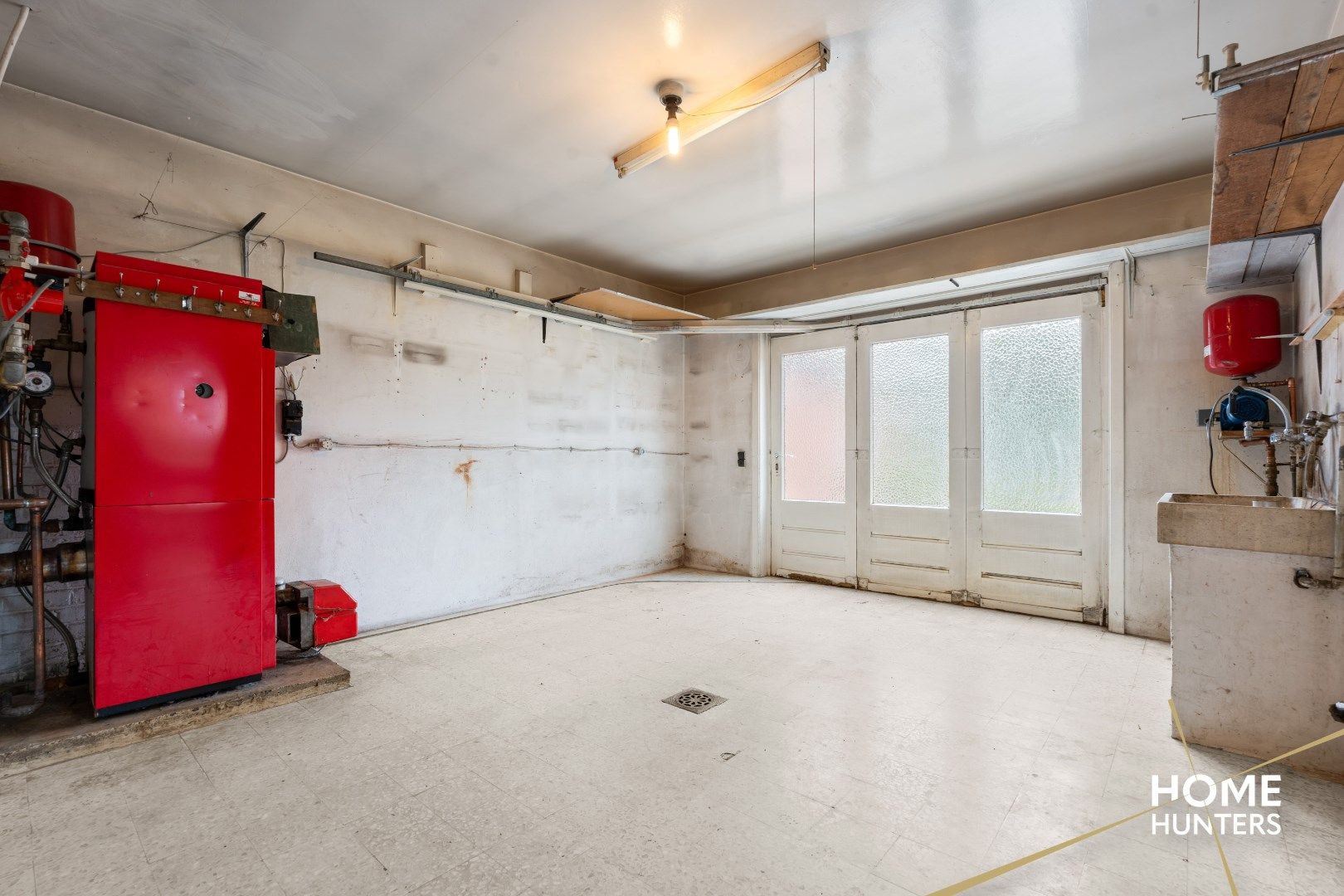 Te renoveren halfopen woning met 4 slaapkamers, 2 garages en veel potentieel te Ieper foto 9