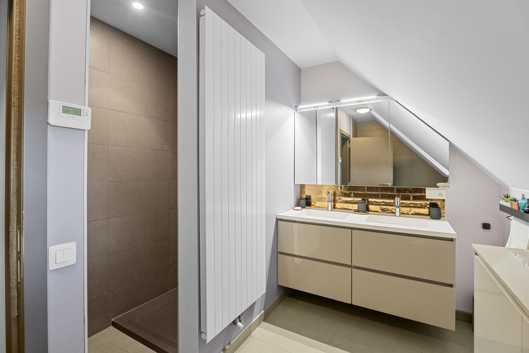 Exclusieve woning met klasse, ruimte en zicht op groen foto 15