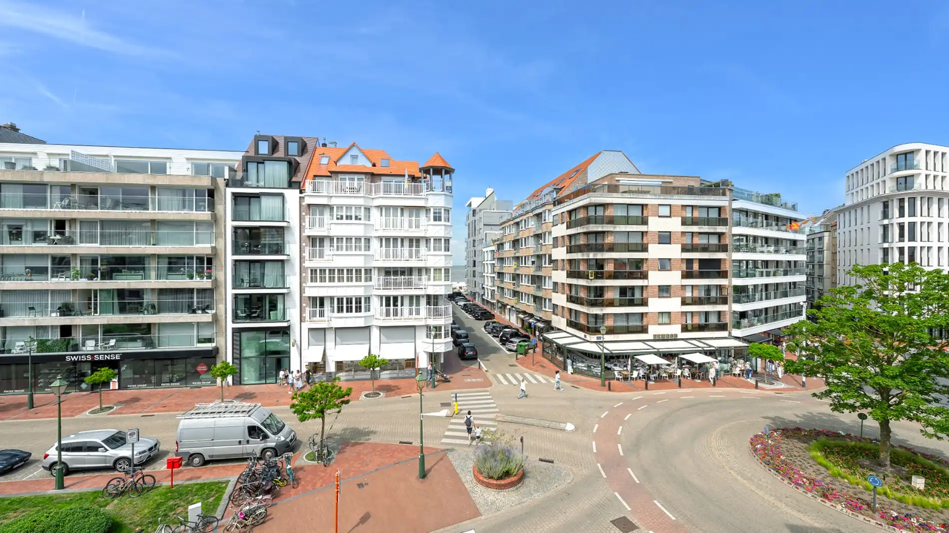 Luxueus gerenoveerd appartement met ZEEzicht, gelegen op het Driehoeksplein. foto 10