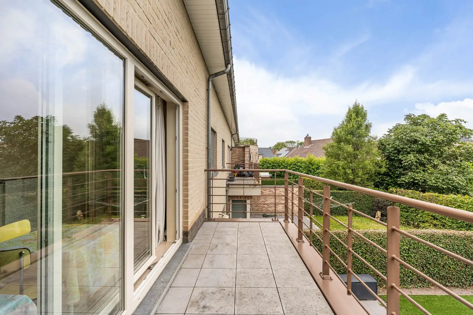 Stijlvol appartement voorzien van 2 slaapkamers, 2 terrassen en een autostandplaats op een rustige locatie in het centrum van Neeroeteren!  foto 20