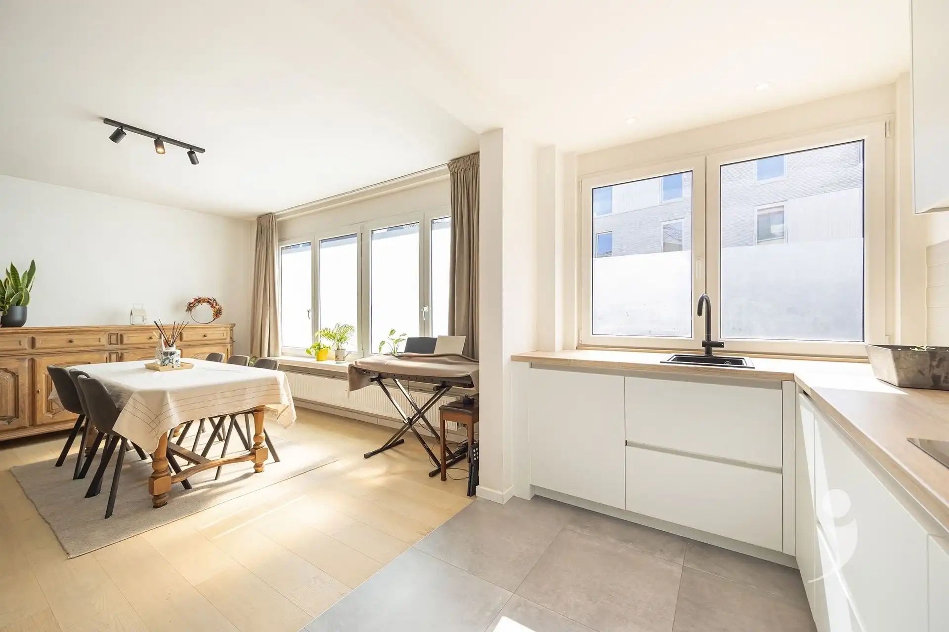 Gerenoveerd appartement met 2 slaapkamers, garagebox en staanplaats foto 5