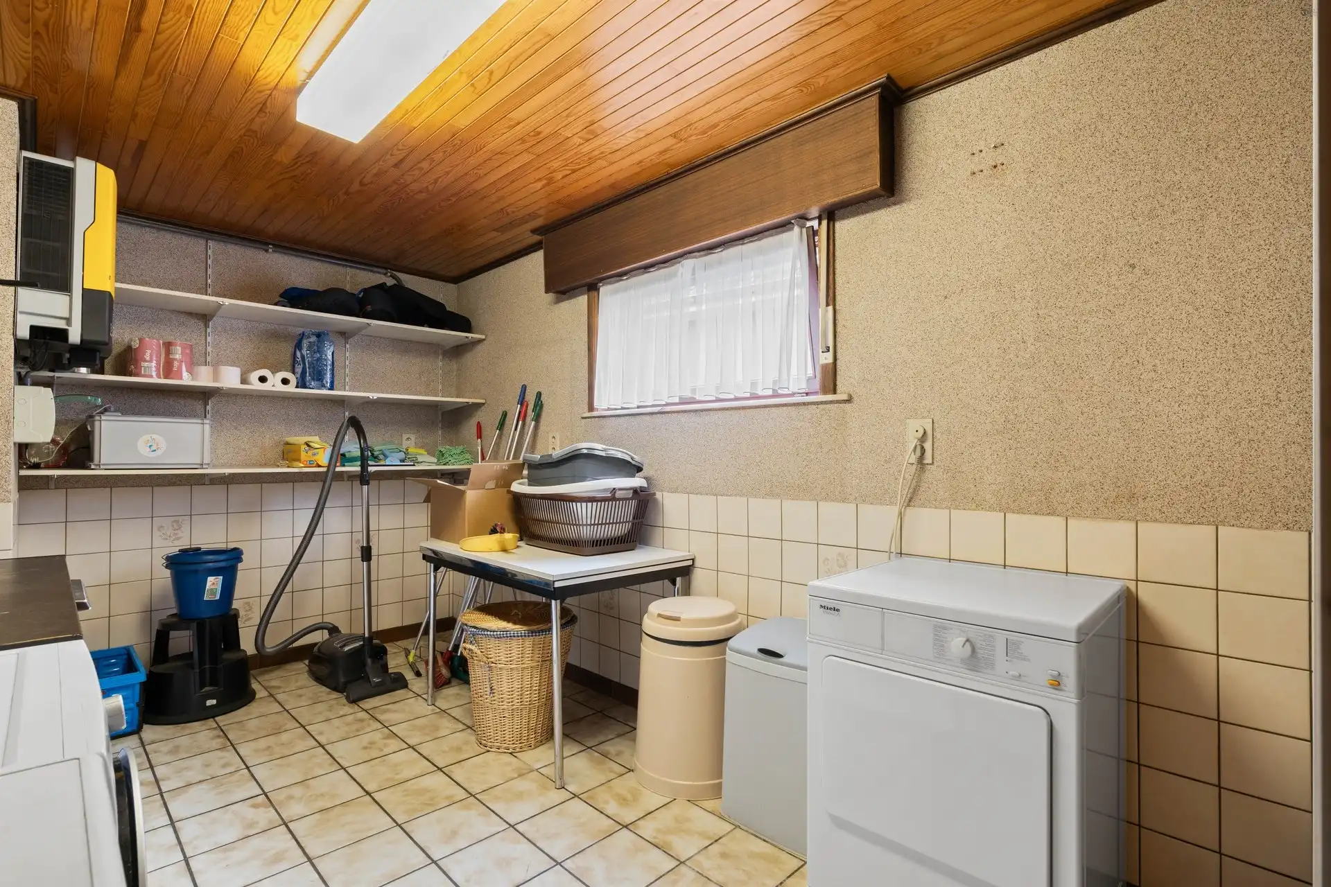 2 Vergunde magazijnen, showroom en woning op een ruim perceel foto 16