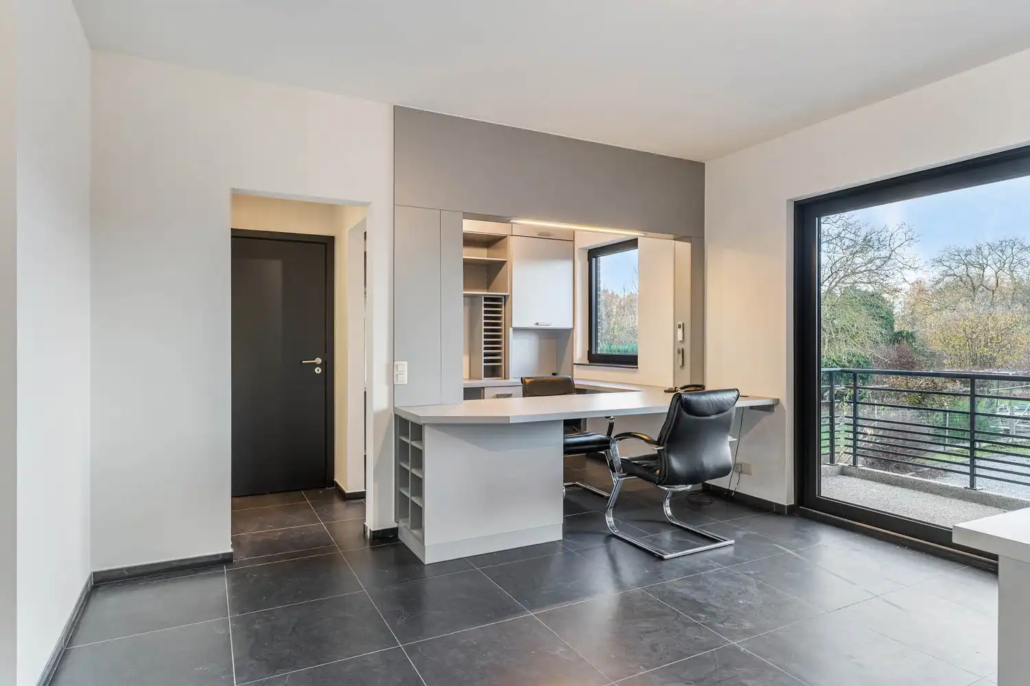 Recente, polyvalente en lichtrijke handelsruimte met 3 private autostaanplaatsen op een commercieel gunstige ligging te Kessel-Lo! foto 5