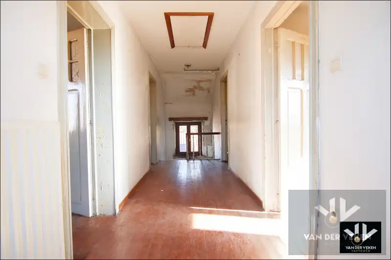 Karaktervolle, te renoveren woning op een perceel van ruim 12 aren. Ideaal gelegen nabij het centrum van Tongeren! foto 12