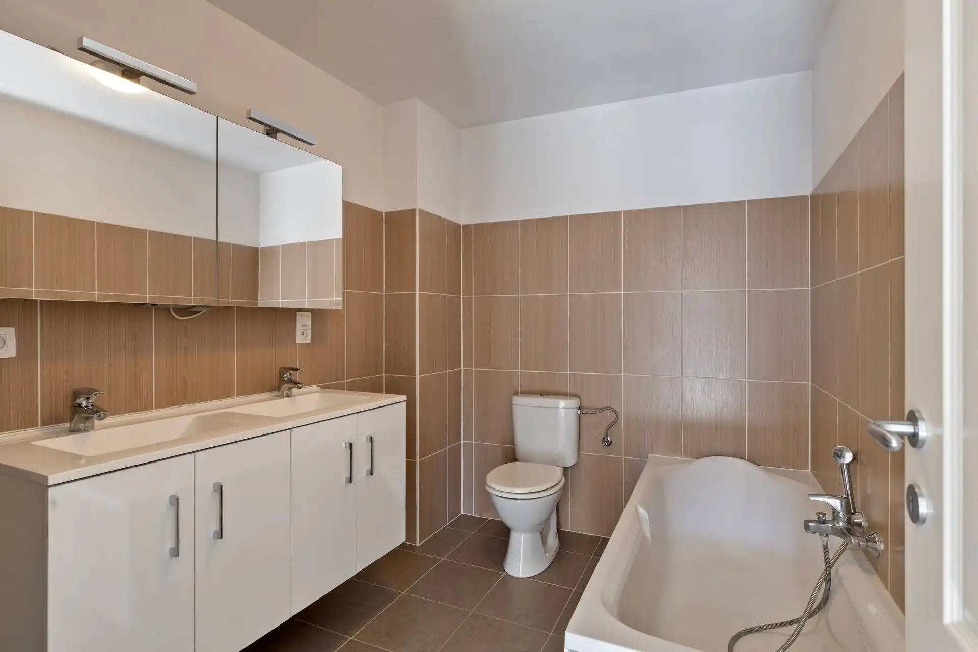 Nieuwbouw van 2012 in rustige straat foto 16