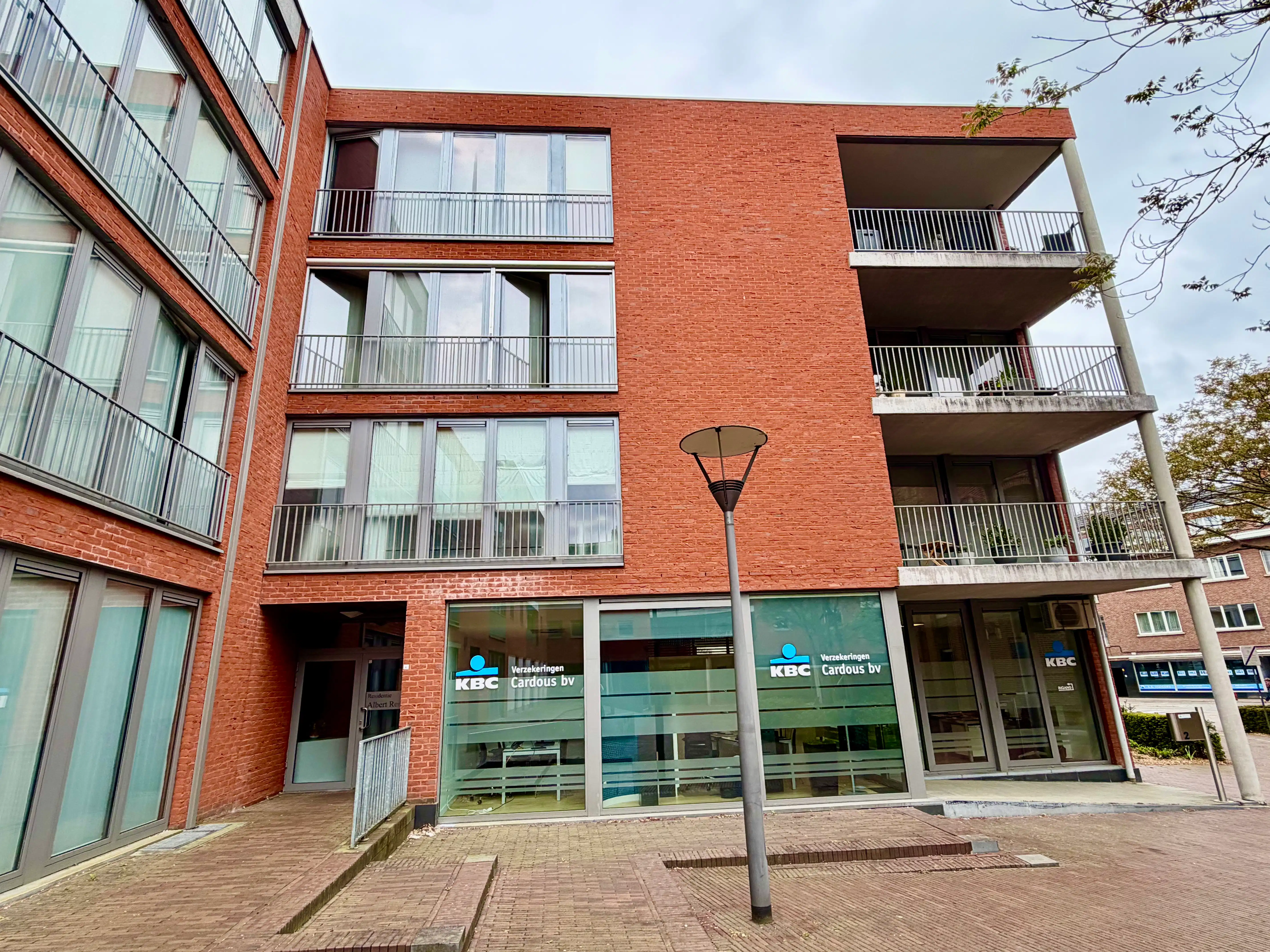 Genk-centrum, Oude Markt 4 bus 11: Ruim en energiezuinig appartement (133 m²) met 2 slaapkamers, overdekt terras, dubbele autostaanplaats en kelderberging. foto 3