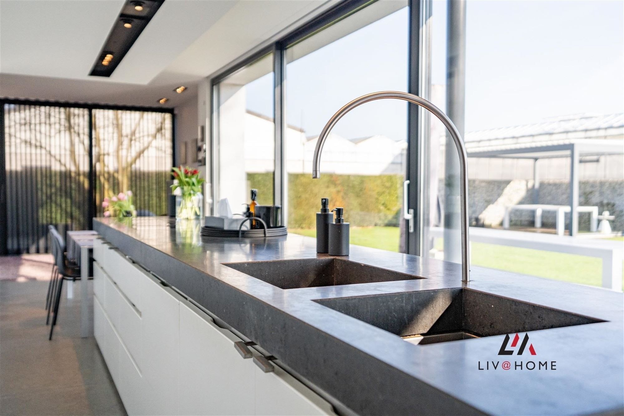 Moderne landbouwwoning met serre en loods op 10 ha foto 11