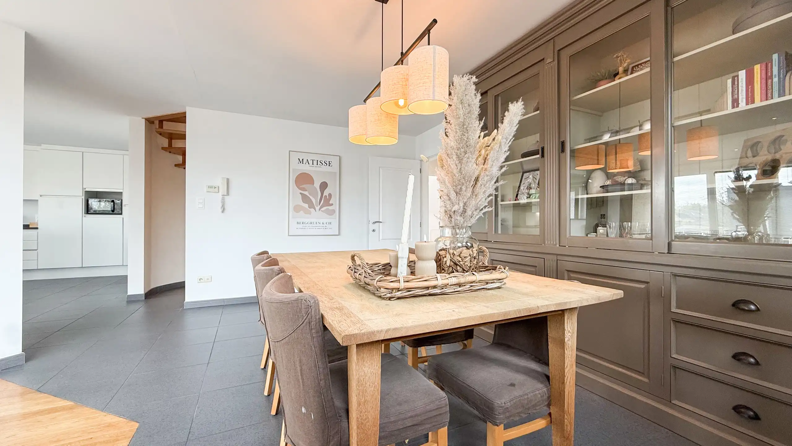 Zeer ruim appartement met 4 slaapkamers en parking in Tuilt! foto 14