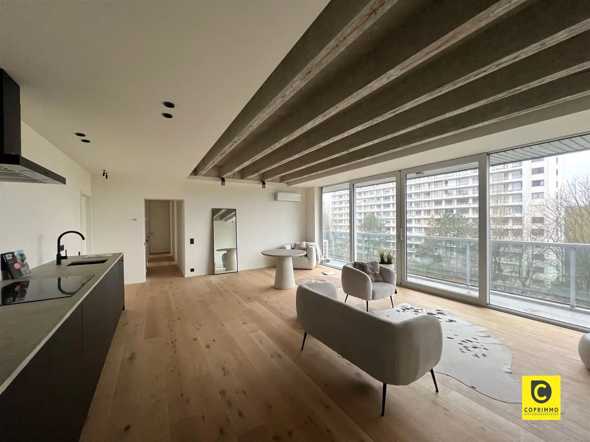 Volledig gerenoveerd 2-slk appartement met ruim terras en garagebox te Berchem! foto 2