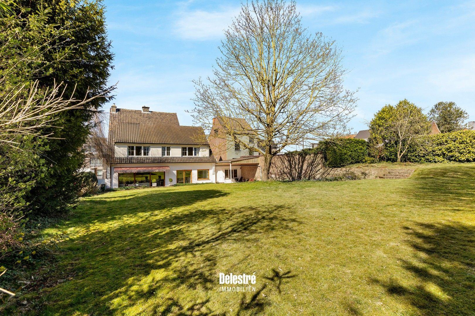 Hoofdfoto van de publicatie: STANDINGVOLLE WONING MET GROTE ZO TUIN EREMBODEGEM