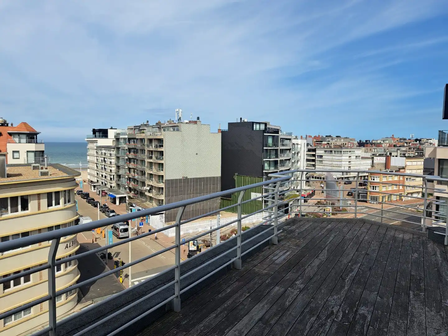 Centraal gelegen ruim  appartement TE HUUR op JAARBASIS foto 5