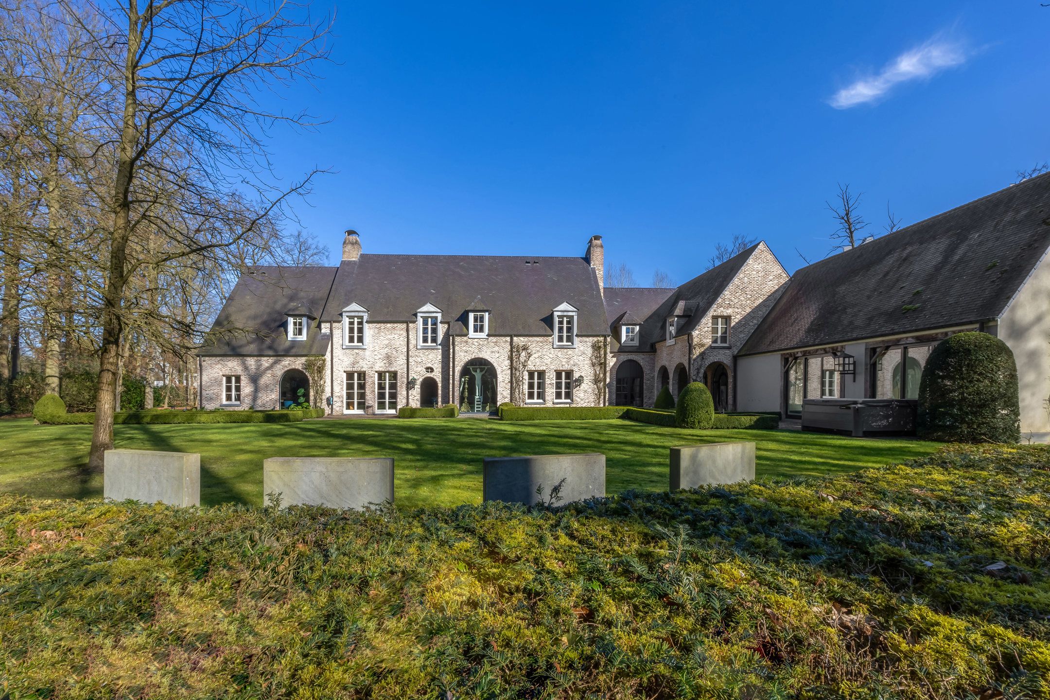Exclusieve kasteelhoeve met zwembad op 2,7 ha grond, grenzend aan natuurgebied foto 26