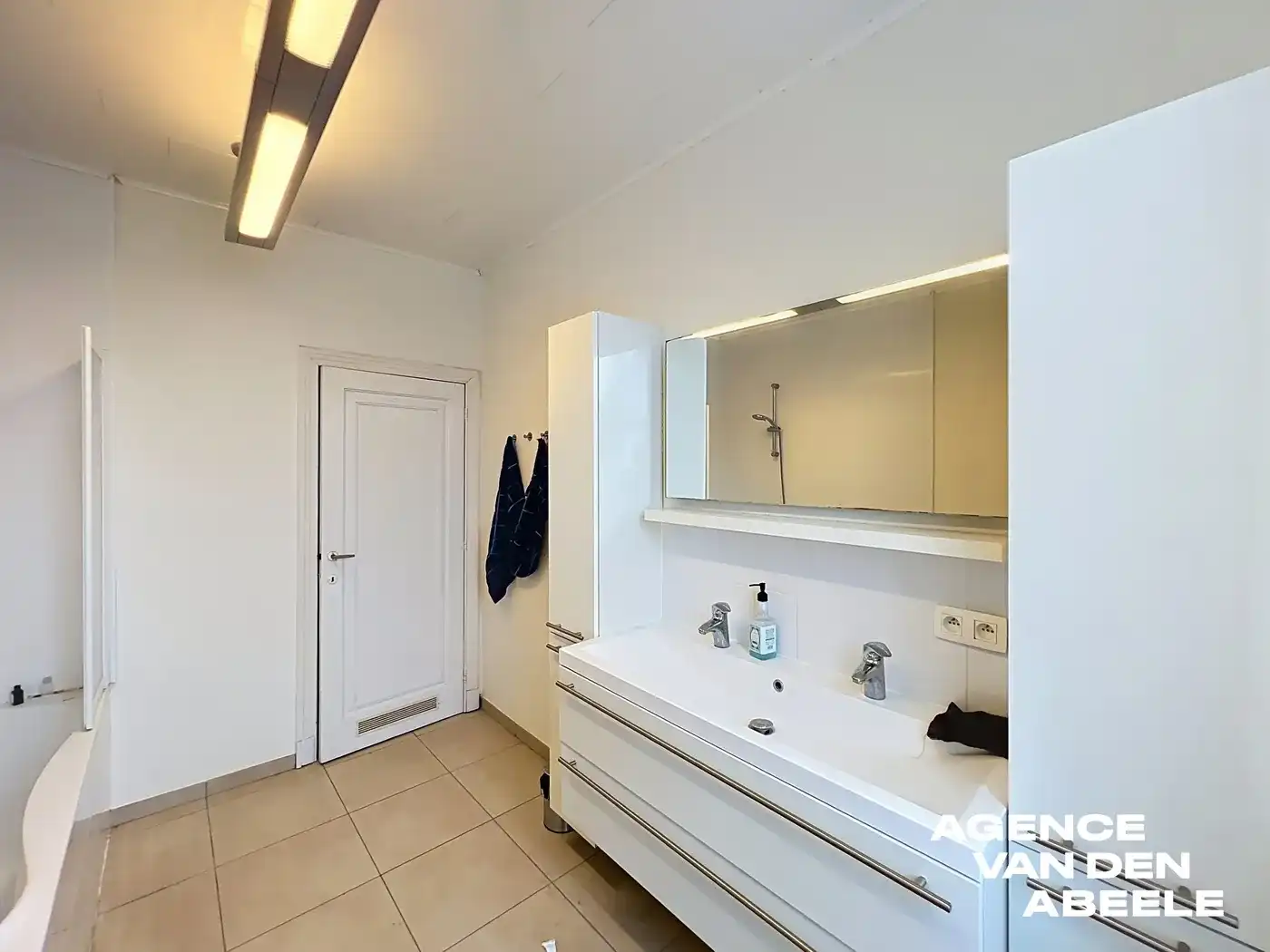 Zeer ruime burgerswoning met 4 slaapkamers en groot terras nabij de Smedenpoort   foto 10