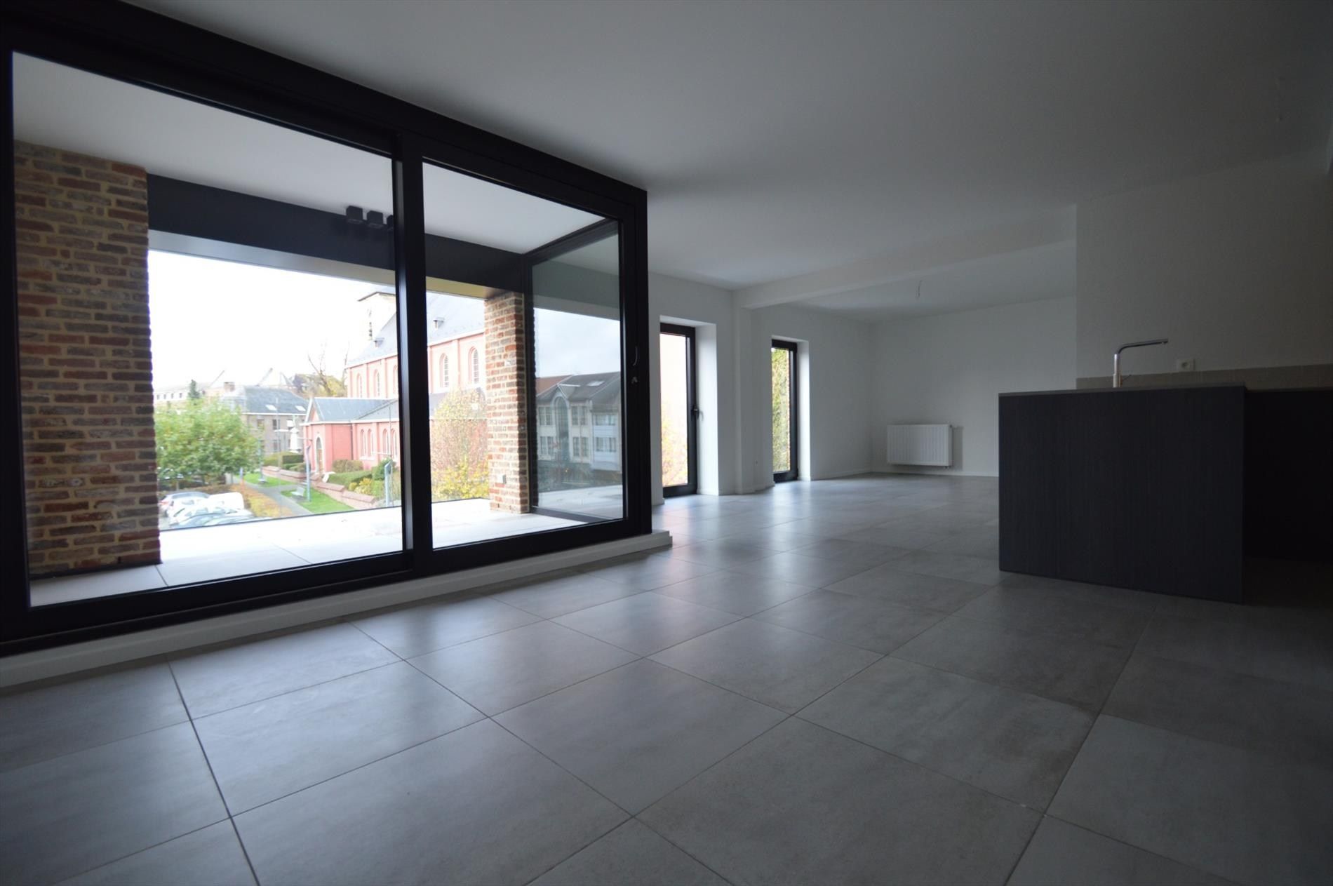  Stijlvol luxueus ingericht appartement met 2 slaapkamers en terras in hartje Hoeselt foto 5