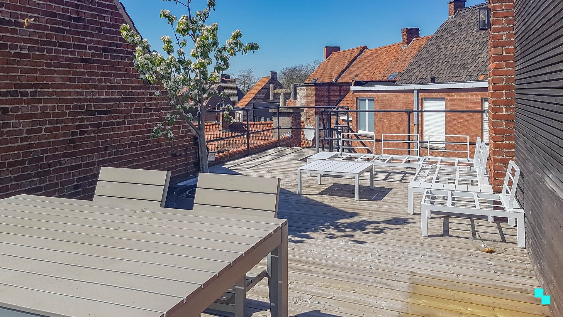 Charmante rijwoning met dakterras in hartje Izegem foto 23