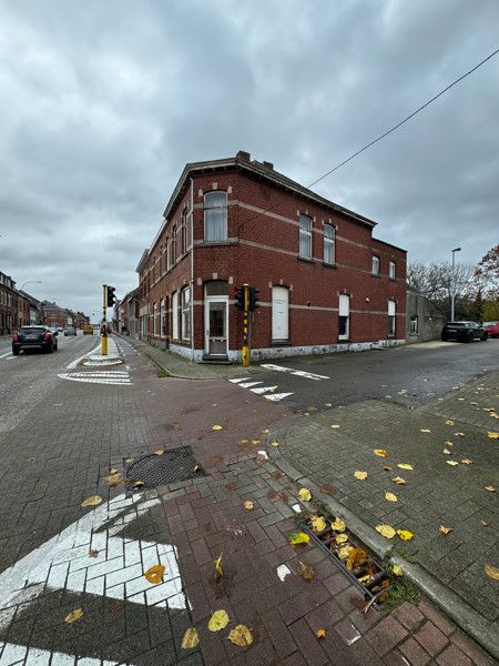 Karaktervol hoekpand met veel mogelijkheden op een perceel van 7are foto {{pictureIndex}}