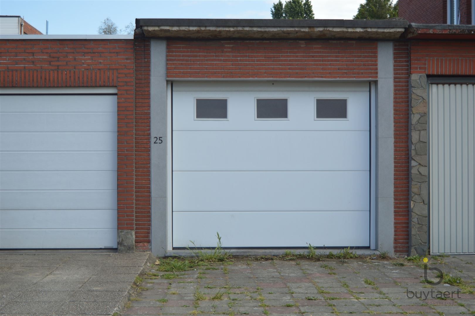 Zeer ruim magazijn of garage voor meedere autos te Merksem! foto {{pictureIndex}}