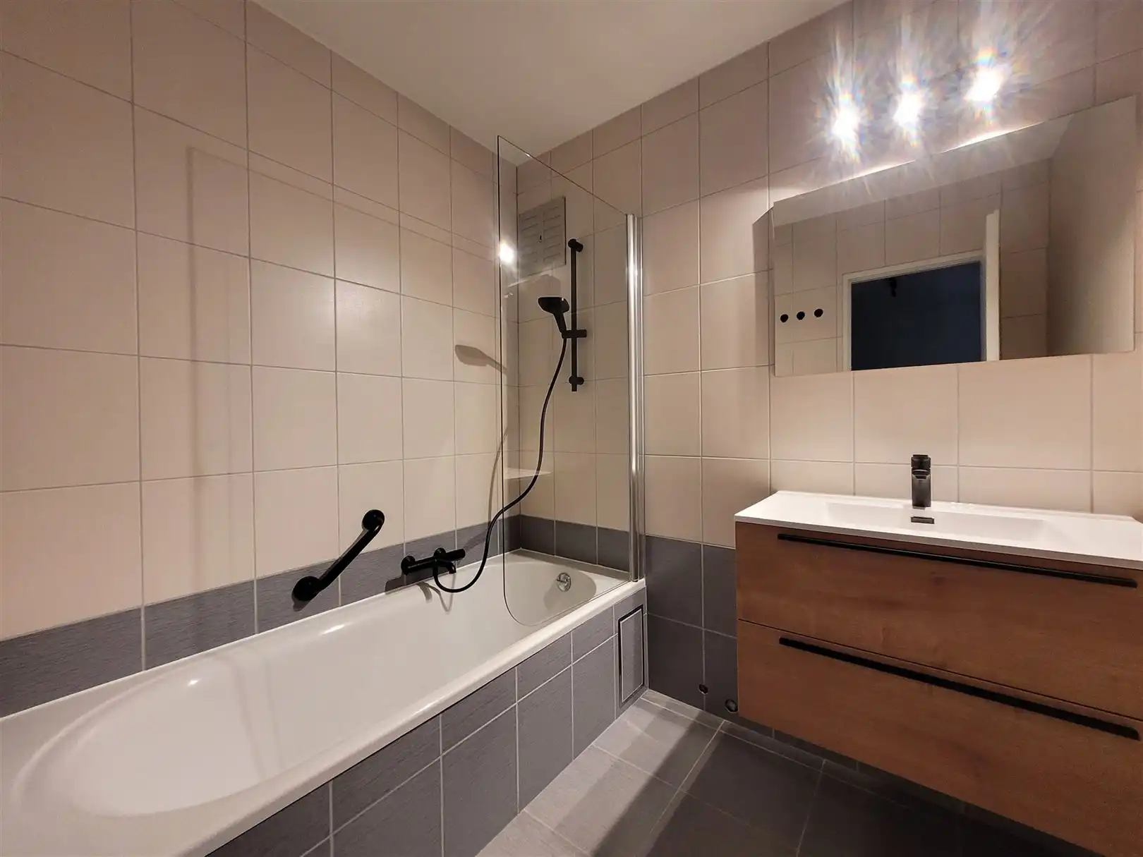 Ongemeubeld appartement met 1 slaapkamer en slaaphoek foto 14
