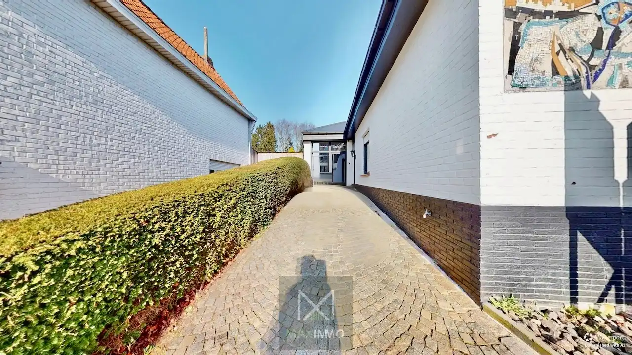 Gelijkvloerse bungalow met loods van 180 m² in het centrum van Marke foto 8