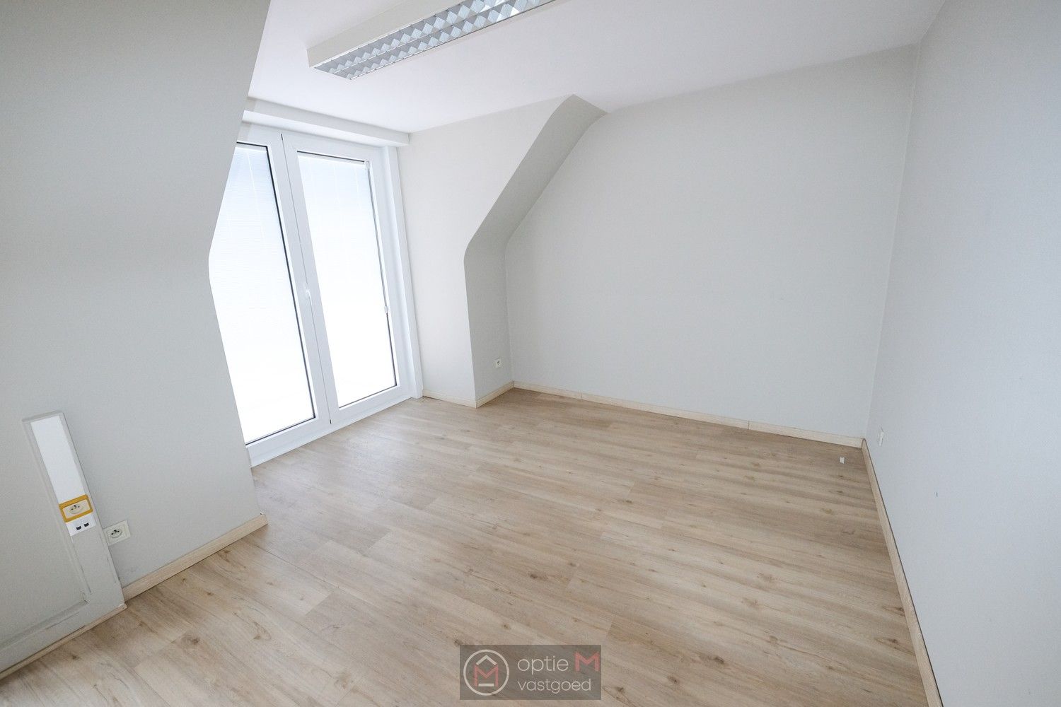 RUIM KANTOORGEBOUW OP TOPLIGGING IN BILZEN foto 29