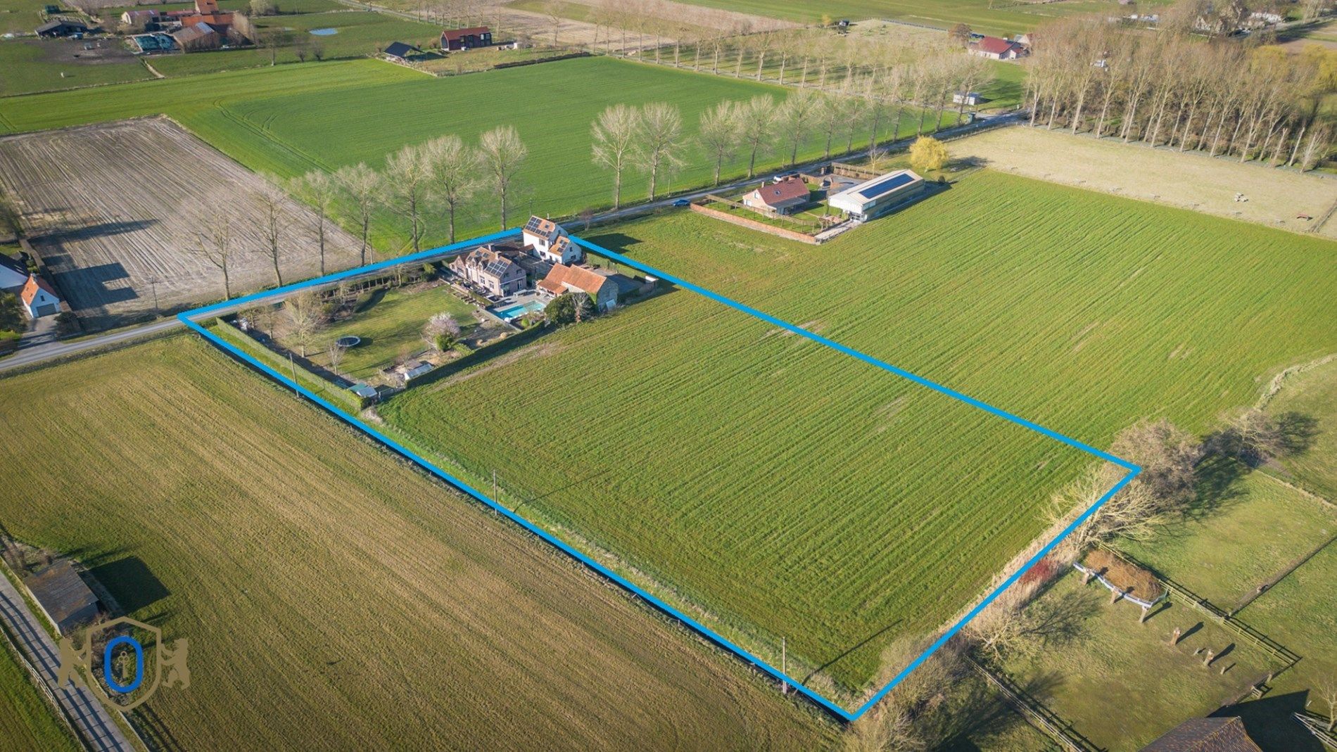 Landhuis met meerdere bijgebouwen foto 3