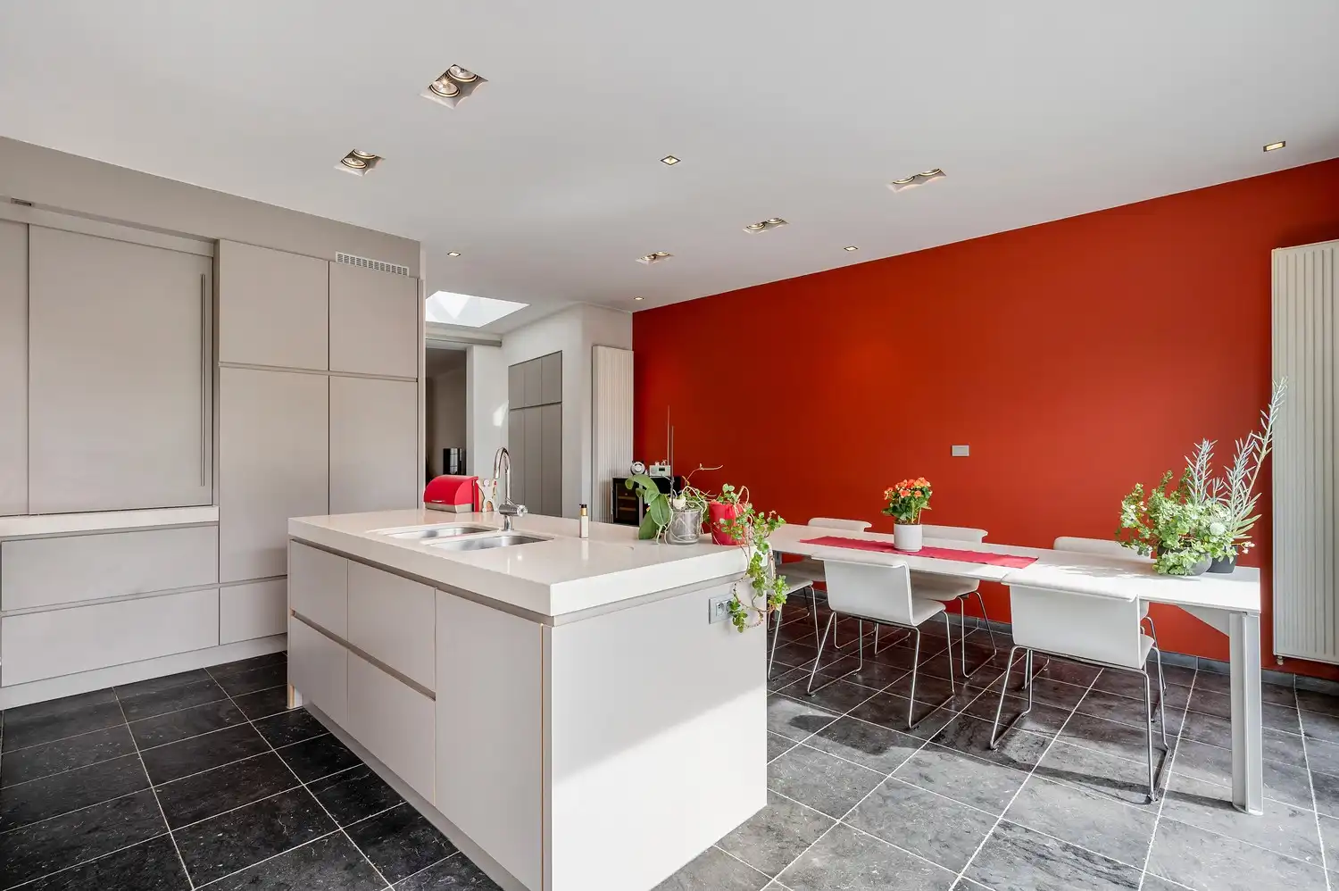 Halfopen woning op toplocatie met zwemvijver en garage. foto 18