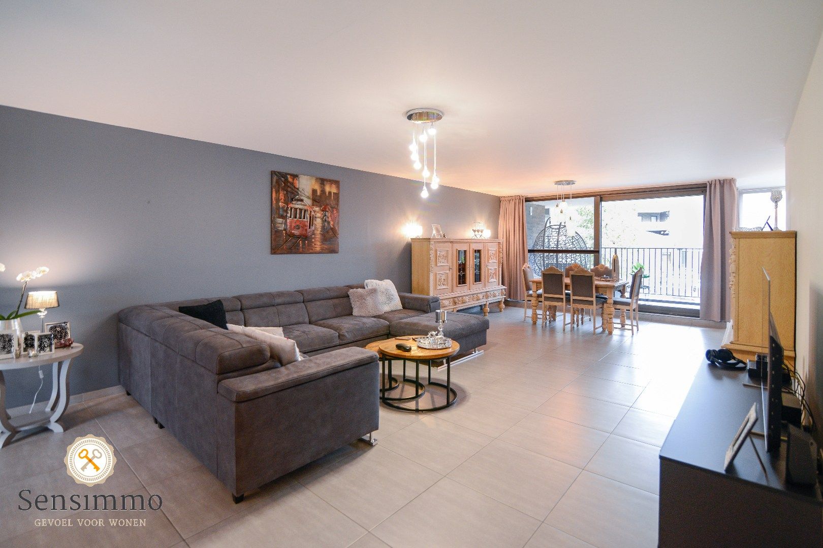 Modern en ruim appartement met 1 slaapkamer, dubbel terras en privé parking foto 4