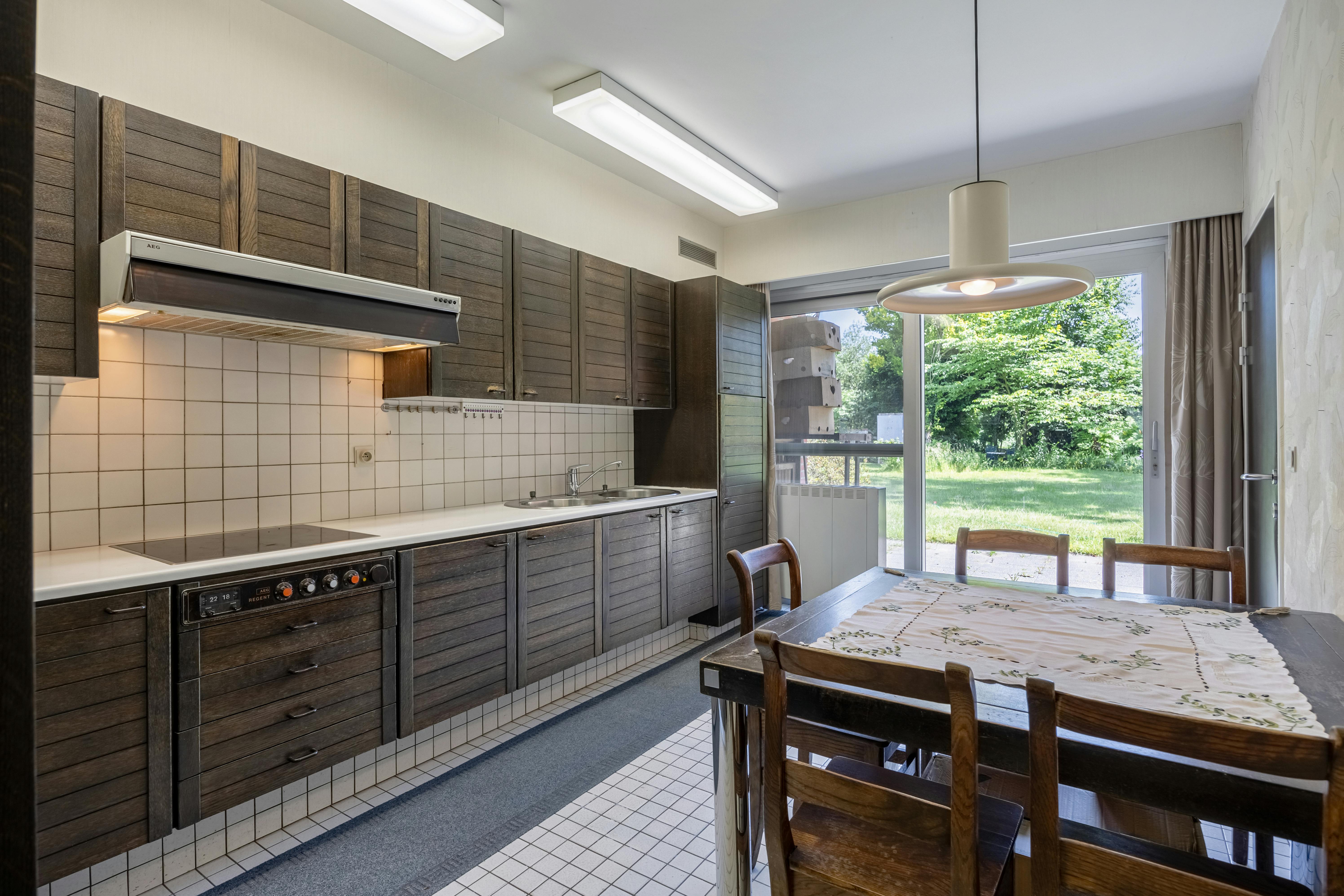 Te renoveren ruime gezinswoning met 5 slaapkamers te Hasselt foto 8