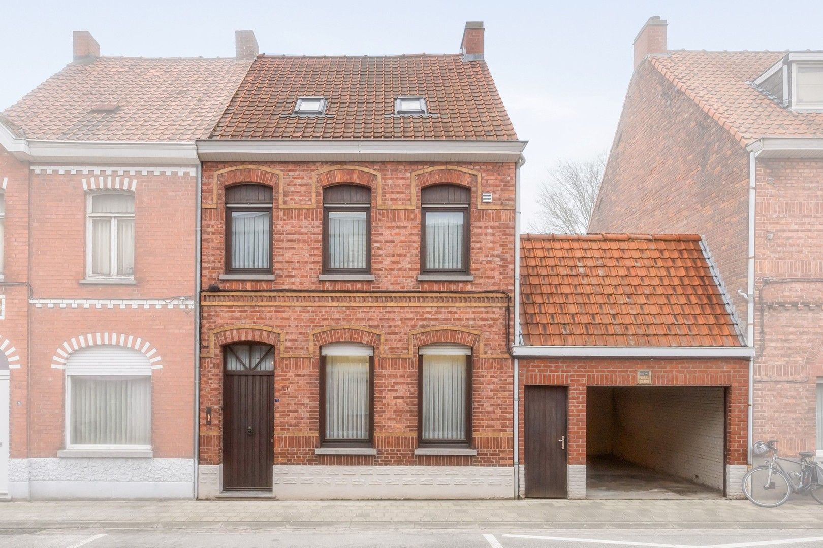 Hoofdfoto van de publicatie: Stadswoning met 3 ruime kamers met aparte doorgang naar een gezellige tuin en gesloten garage naast de woning