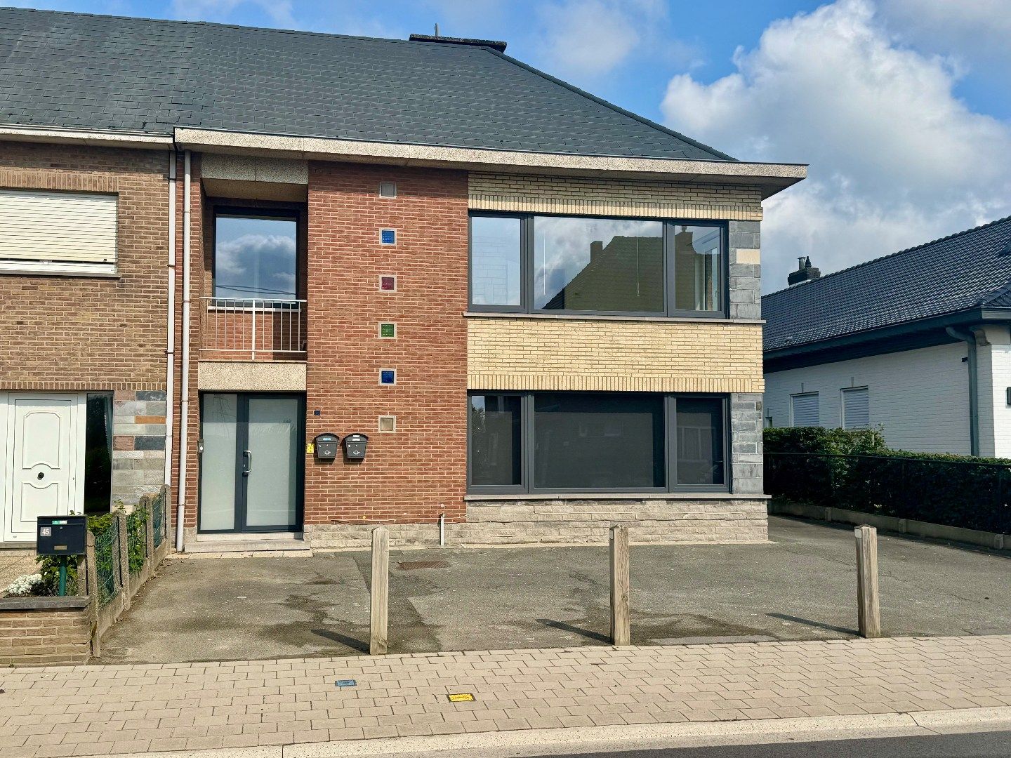 Mooi instapklaar 2-slaapkamerappartement met garage en parking in Merchtem foto 3