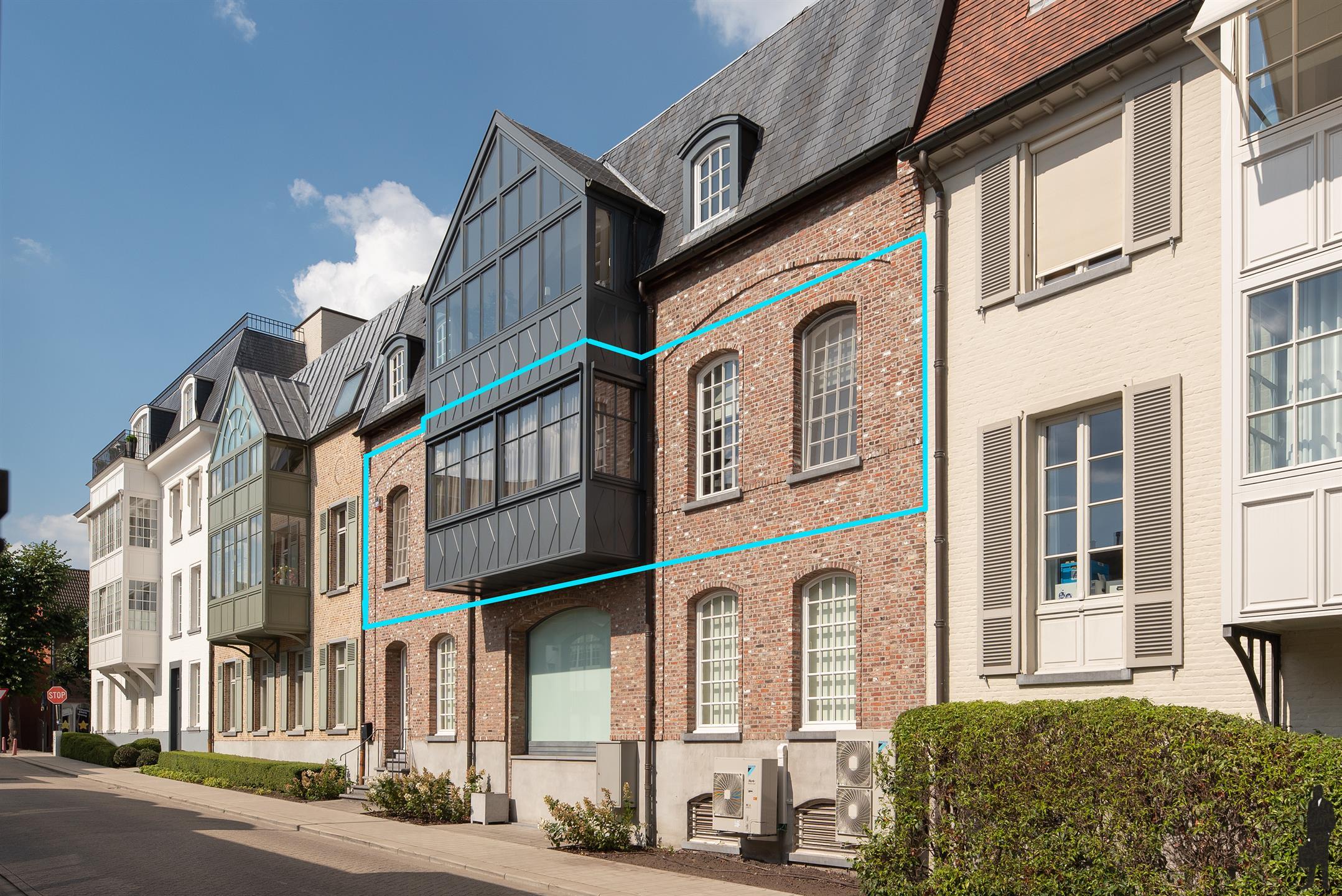 Ruim luxueus appartement in het hartje van  Hoogstraten met een bew. opp. van 180 m². foto 2