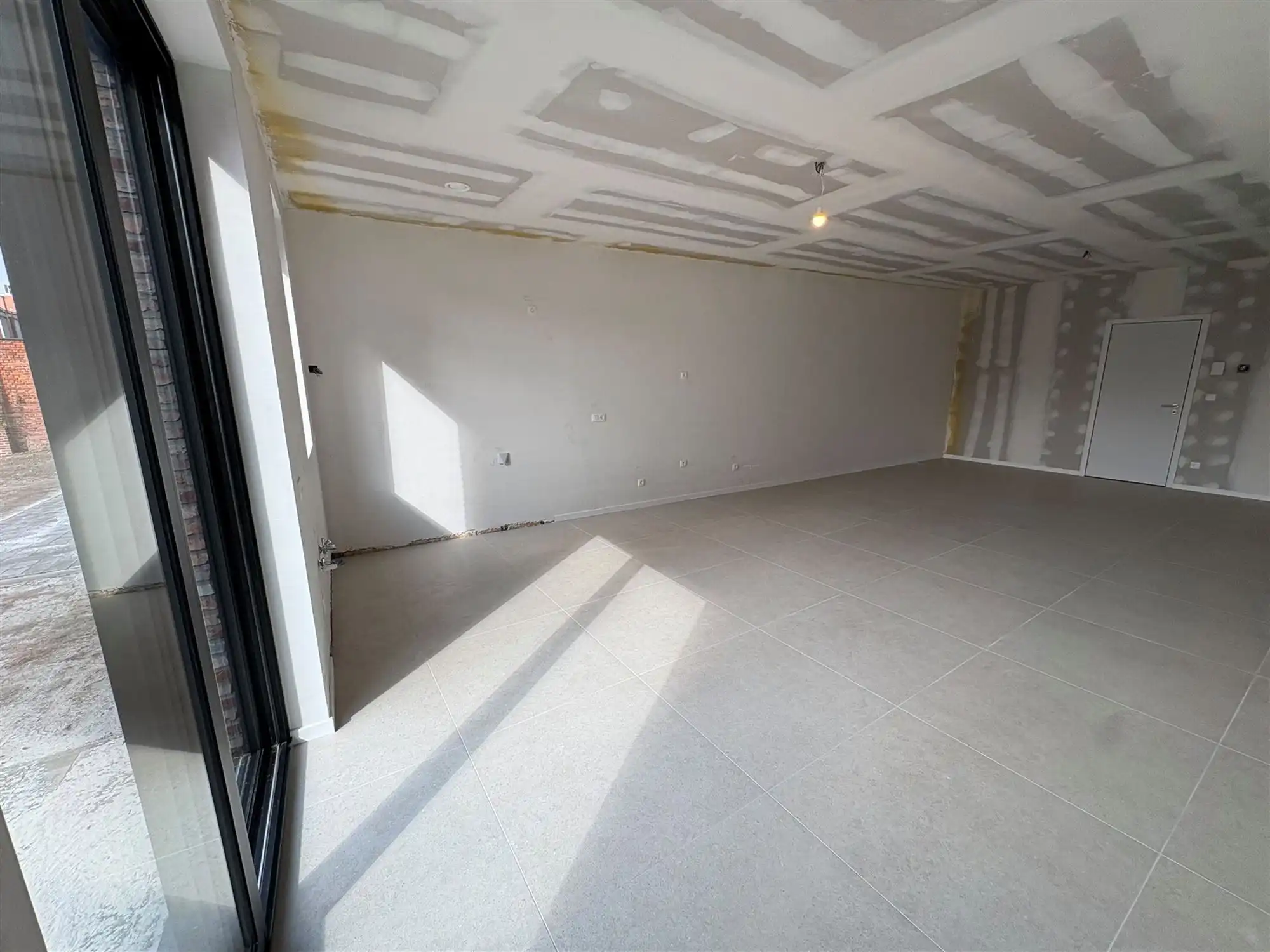 Nieuwbouwappartement met 2 slaapkamers en grote tuin. foto 10